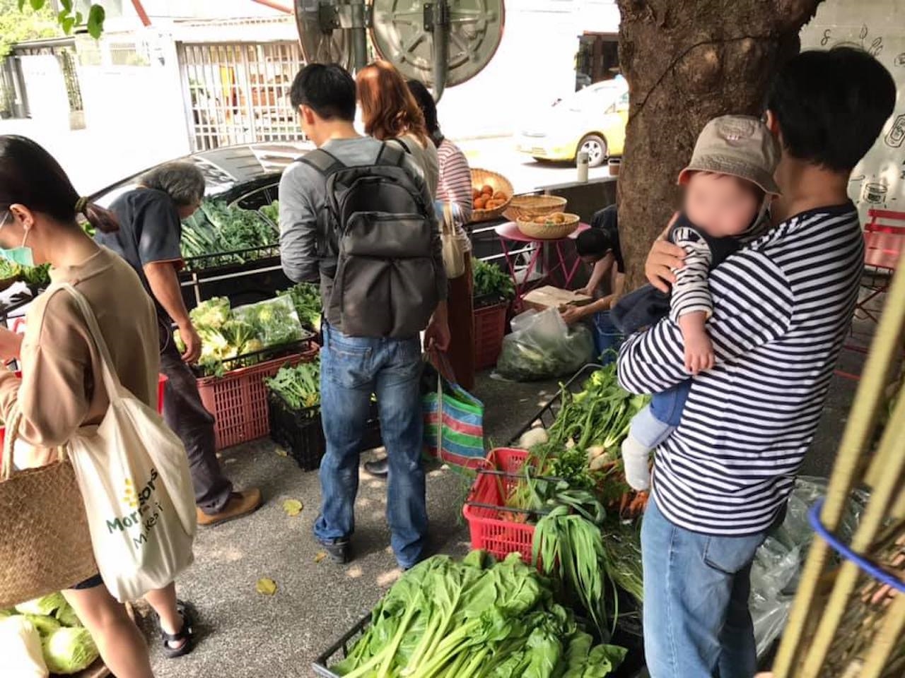 五方食藏每週六上午會舉辦露天小農市集,農友會帶著蔬果前來趴踢。