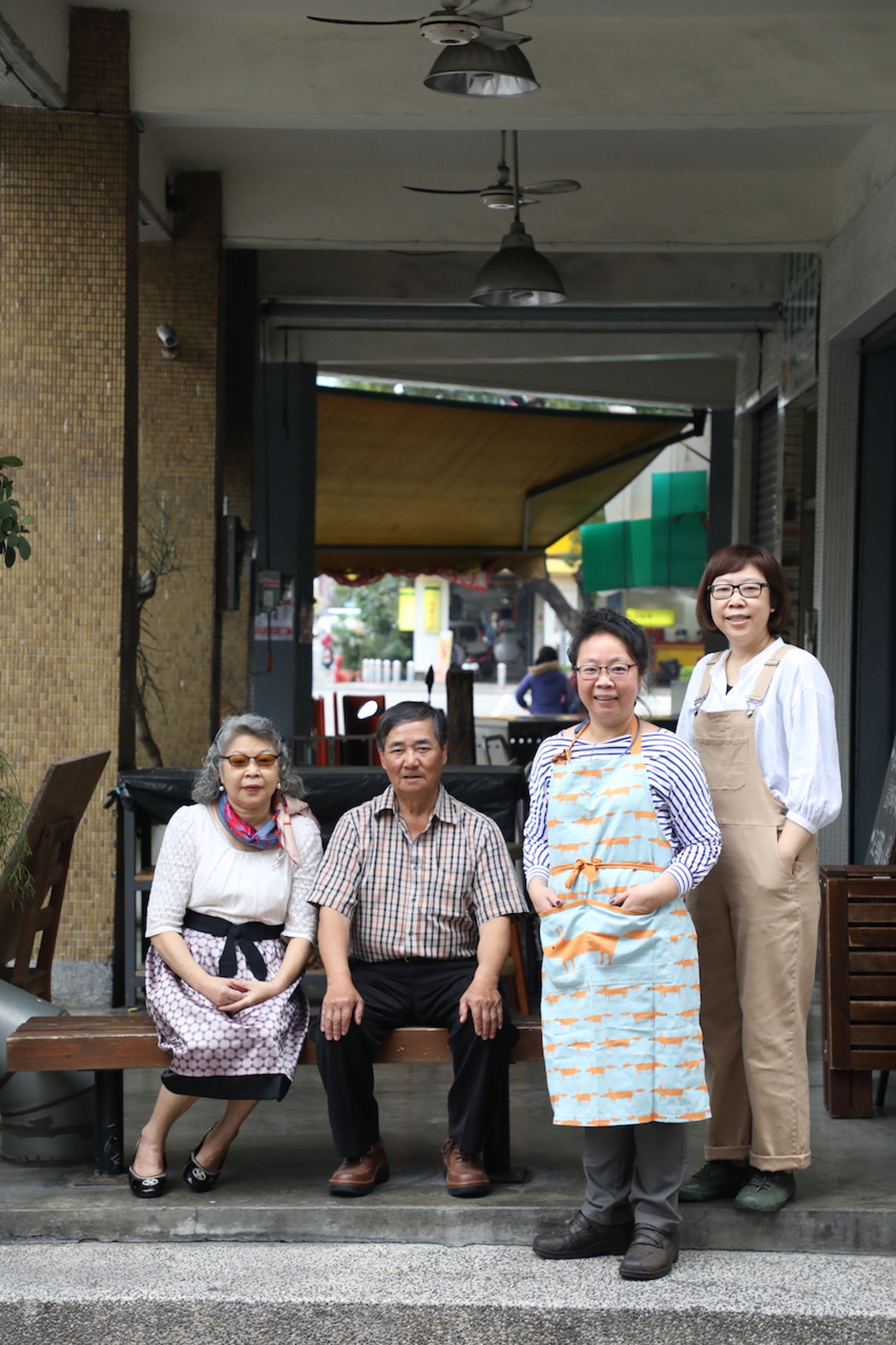 來找溫暖古錐的李盈璉（右起）、李珮瑜和爸爸李文義（阿義師）、媽媽李黃美鳳一家吃飯，好像來探訪友人。