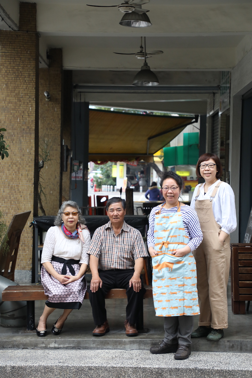 來找溫暖古錐的李盈璉（右起）、李珮瑜和爸爸李文義（阿義師）、媽媽李黃美鳳一家吃飯，好像來探訪友人。