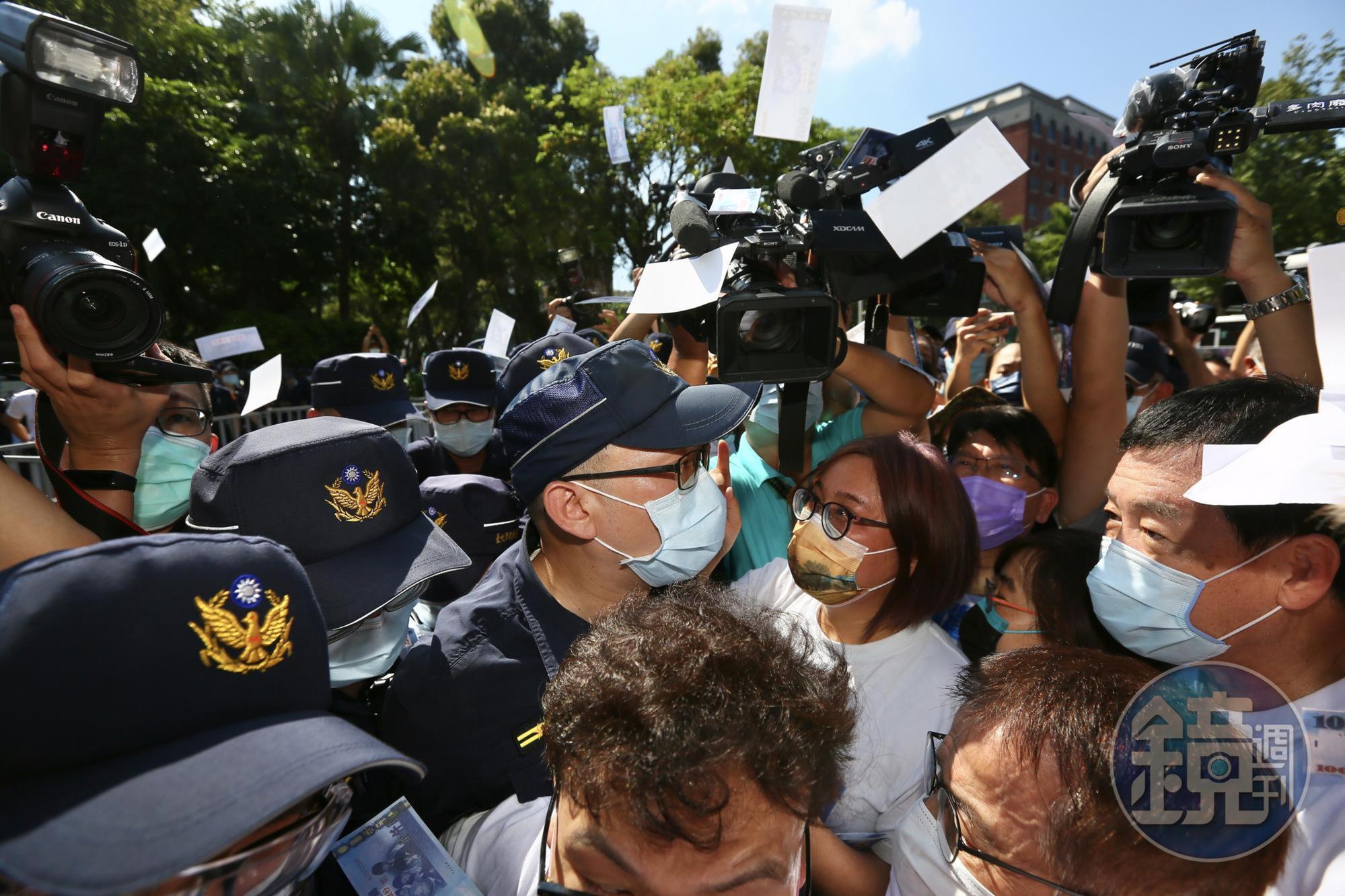 江啟臣率國民黨立委到政院抗議，一度與警方發生推擠。