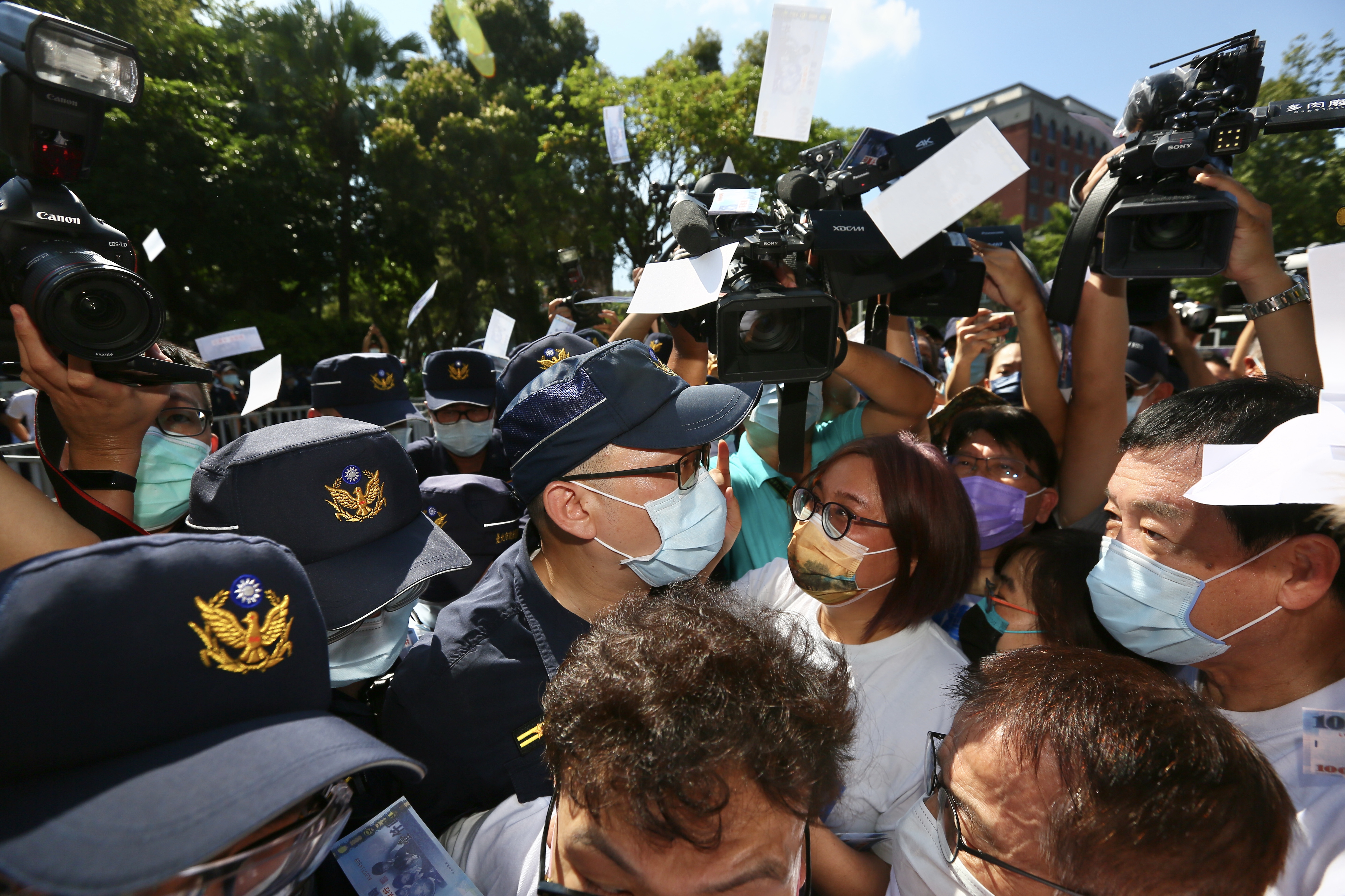 江啟臣率國民黨立委到政院抗議，一度與警方發生推擠。
