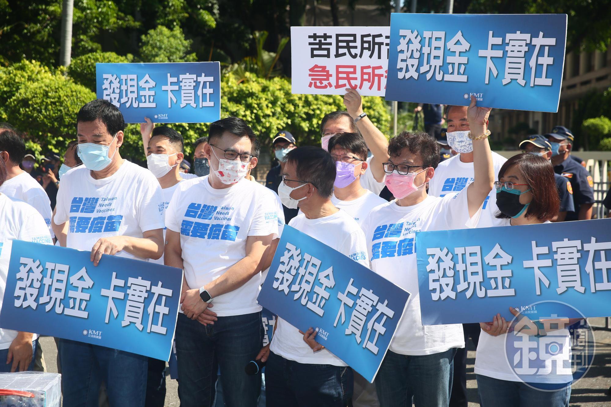 江啟臣率國民黨立委到政院抗議，一度與警方發生推擠。