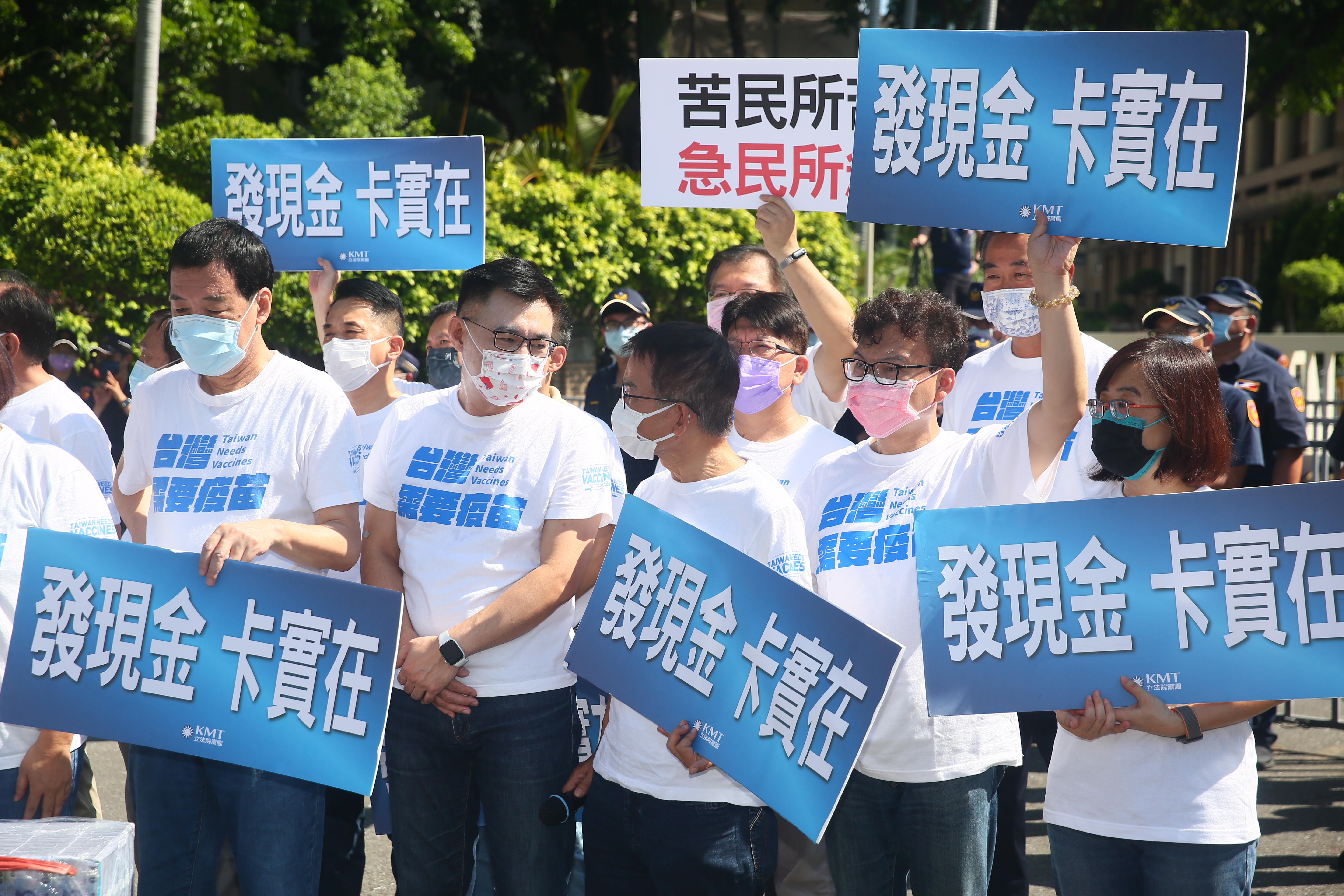 江啟臣率國民黨立委到政院抗議，一度與警方發生推擠。