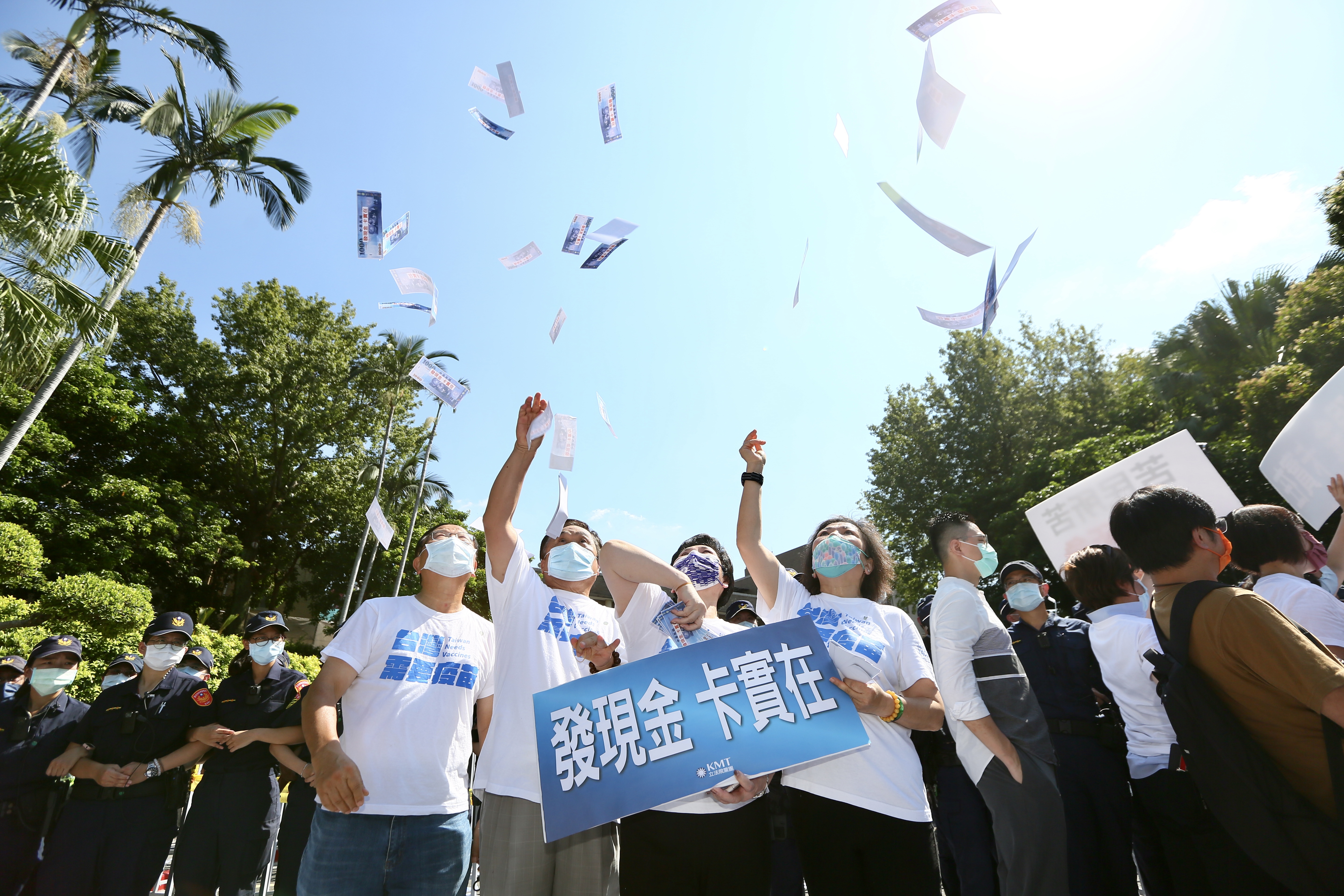 江啟臣率國民黨立委到政院抗議，大撒玩具紙鈔表達爭取普發現金的訴求。