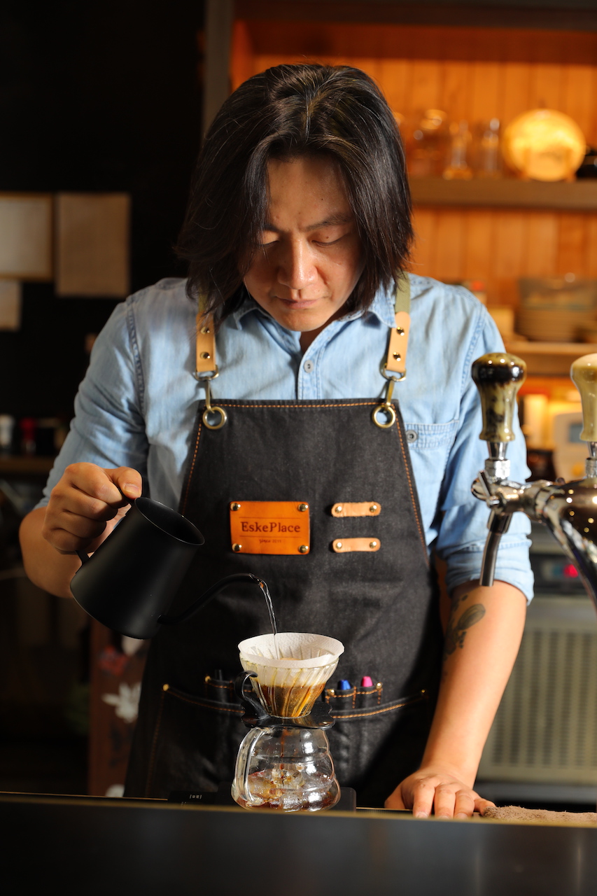 范光宇（Tony）擁有烘豆師、杯測師、生豆評鑑師等多張咖啡證照。