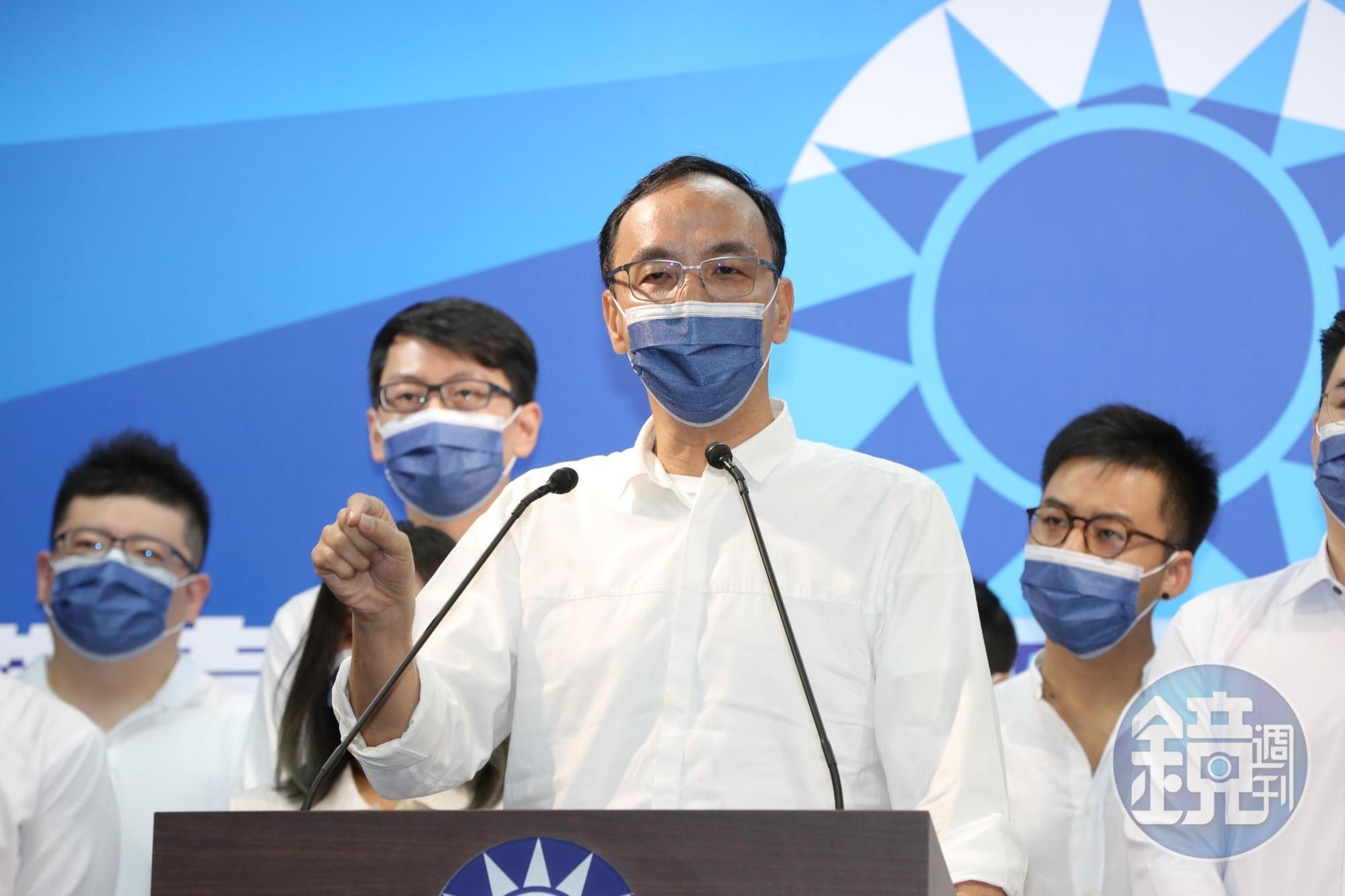 朱立倫宣示,國民黨要有領導力,絕不變成「小綠」及「小白」。