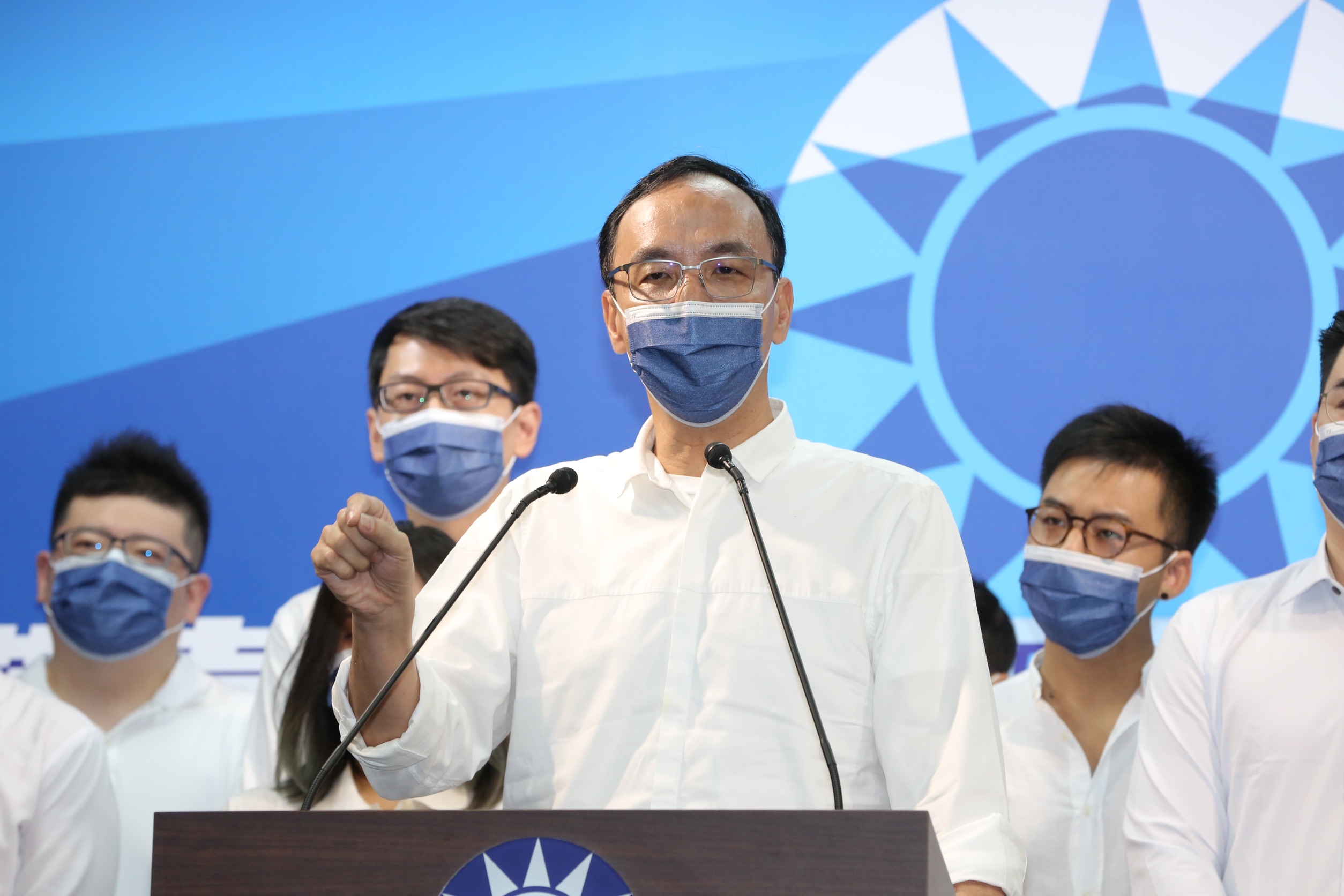 朱立倫宣示，國民黨要有領導力，絕不變成「小綠」及「小白」。