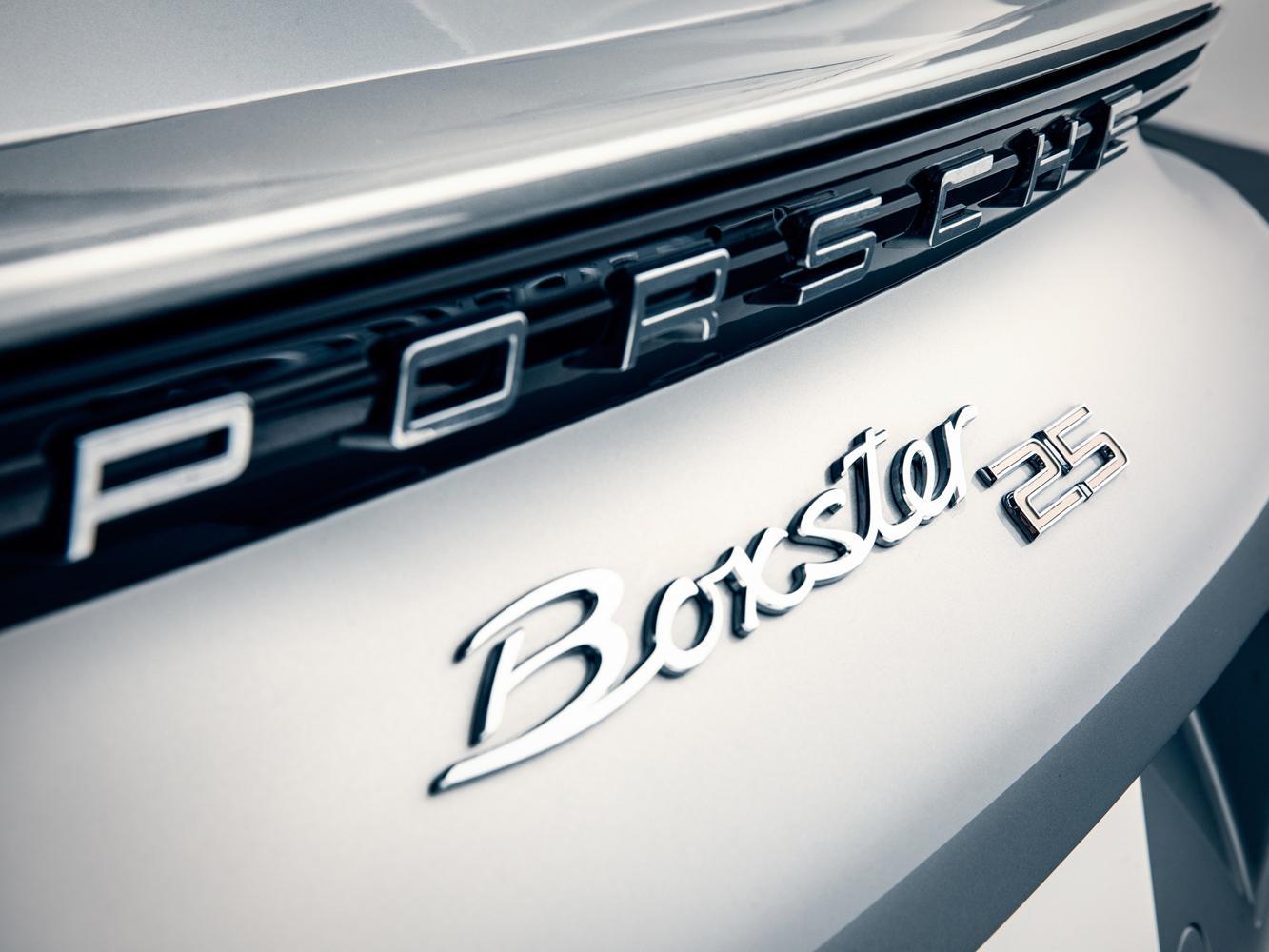 車尾施以雙色Boxster字樣。