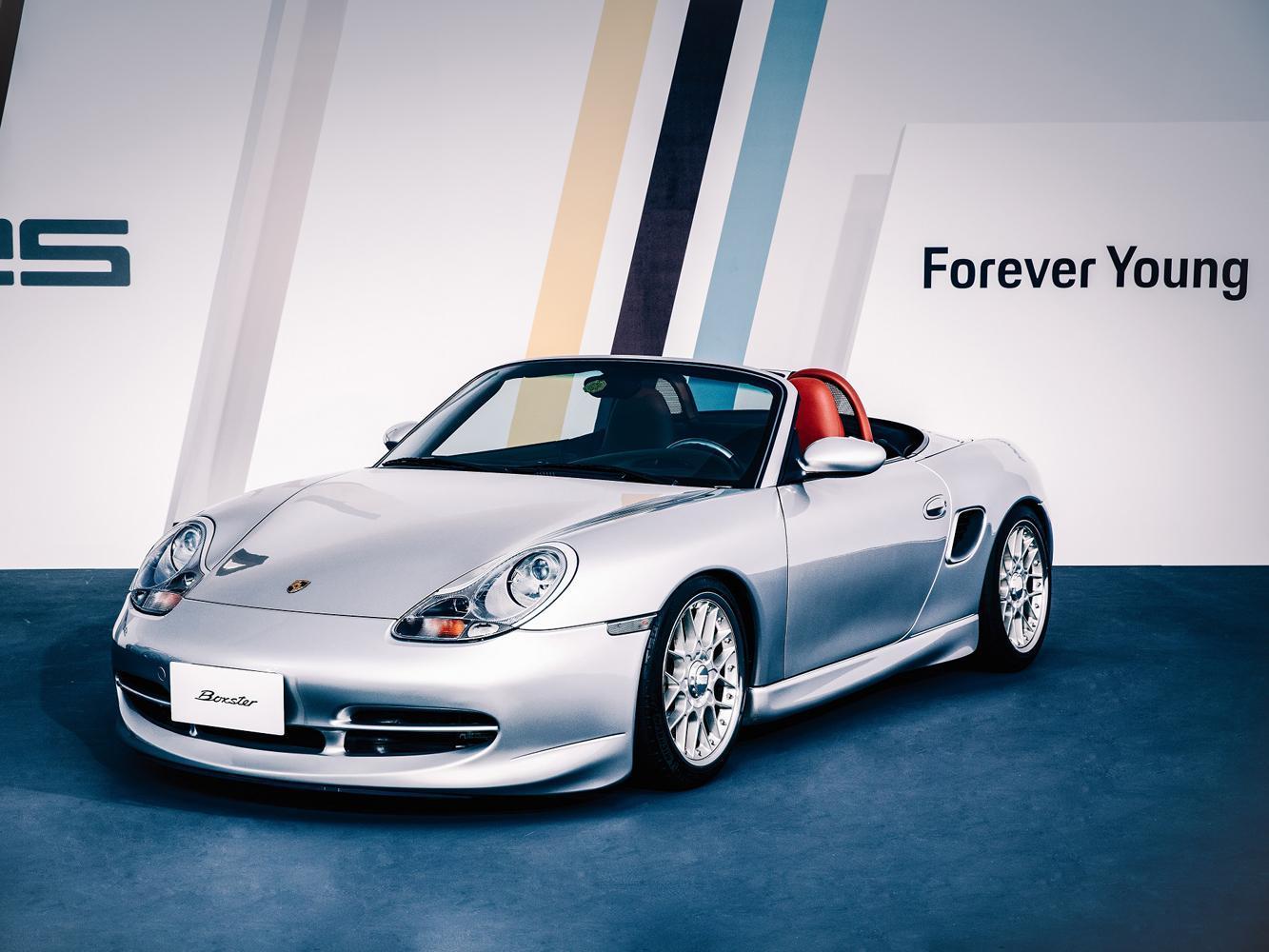 1996年量產、最初的986世代Boxster，承襲了1993年於底特律車展亮相、並獲得熱烈迴響的Boxster概念雙座敞篷小跑車多項特徵。