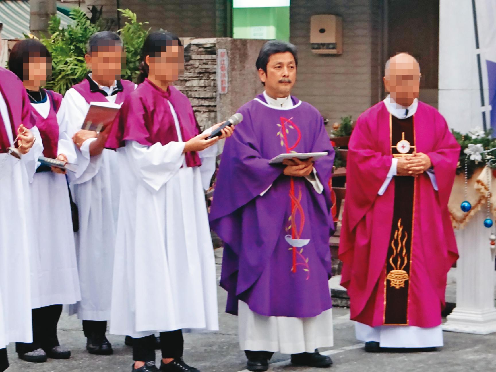 高雄左營聖女小德蘭堂神父申榮賓（右2）違反色戒，私生活淫亂。（翻攝臉書）