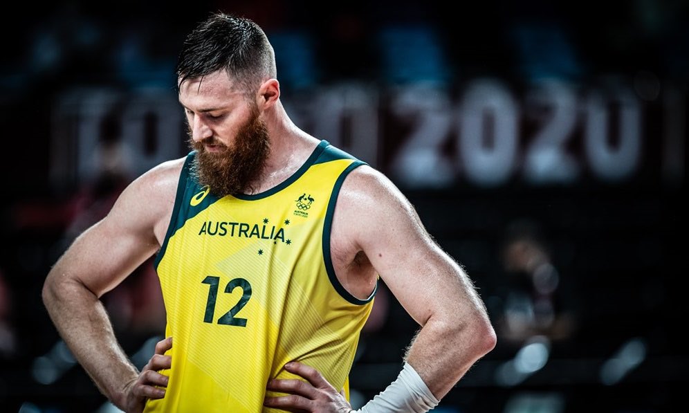 澳洲的NBA球星貝恩斯（圖）出戰東京奧運時在浴室摔倒，傷勢嚴重慘遭暴龍隊釋出，籃球生涯更是未來堪憂。（翻攝自Le Cinq Majeur推特）