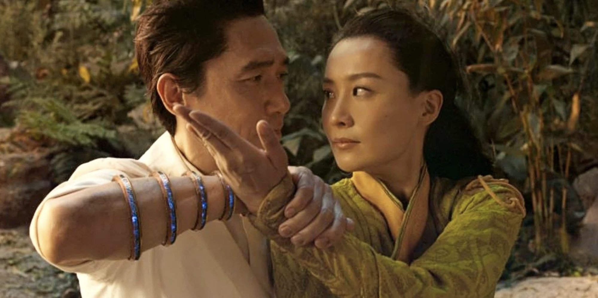 陳法拉(右)飾演尚氣的母親。(翻攝Marvel Studios)