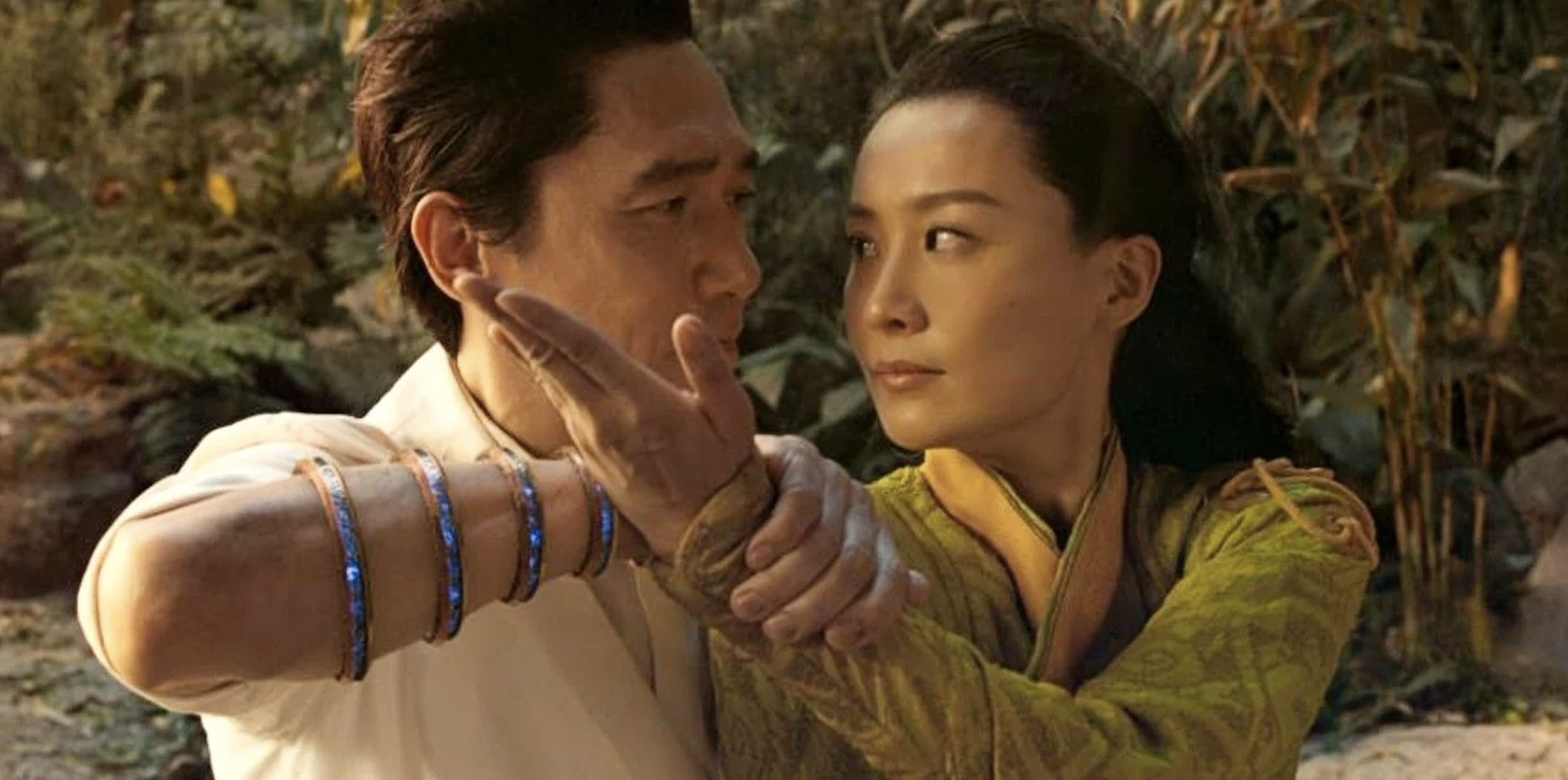 陳法拉（右）飾演尚氣的母親。（翻攝Marvel Studios）
