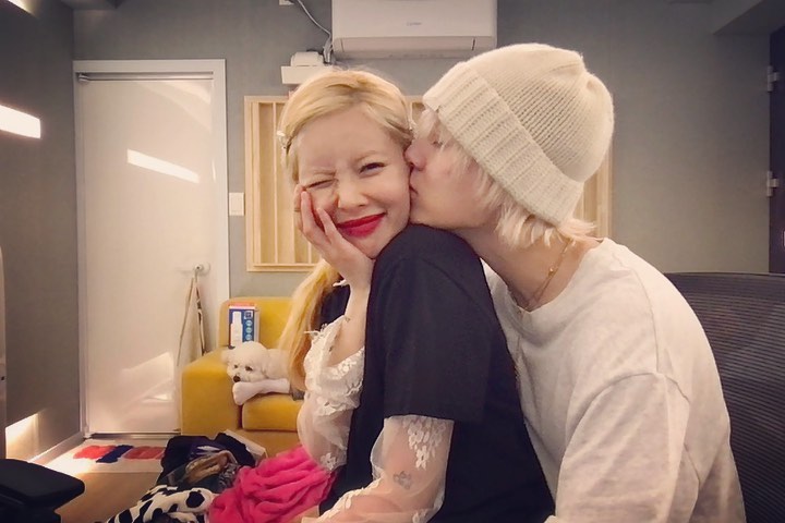 泫雅（左）與DAWN交往6年，3年前因戀情曝光一起離開舊東家，隨後加入P NATION公開放閃。（翻攝自泫雅Instagram）