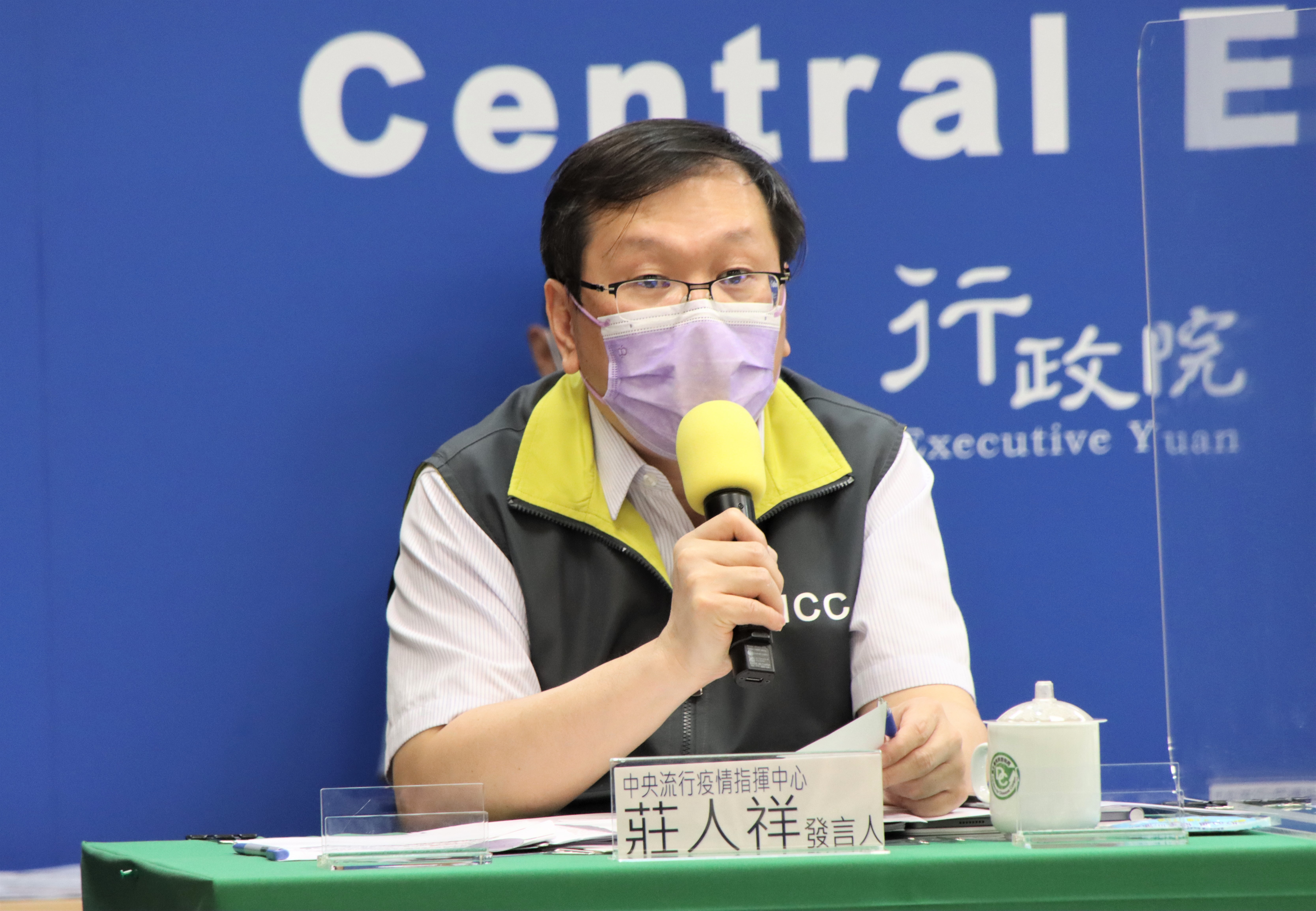 莊人祥說明，疫苗接種不良事件相關訊息。（指揮中心提供）