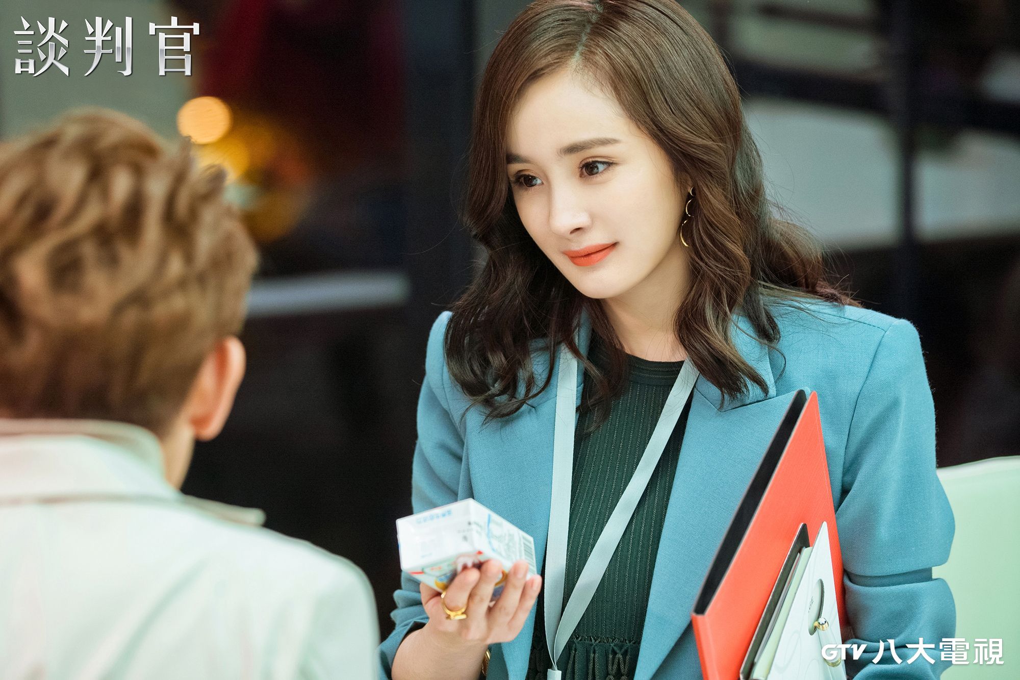 楊冪飾演聰明嚴謹，能在爾虞我詐的談判桌上關鍵致勝的談判專家。（八大電視提供）