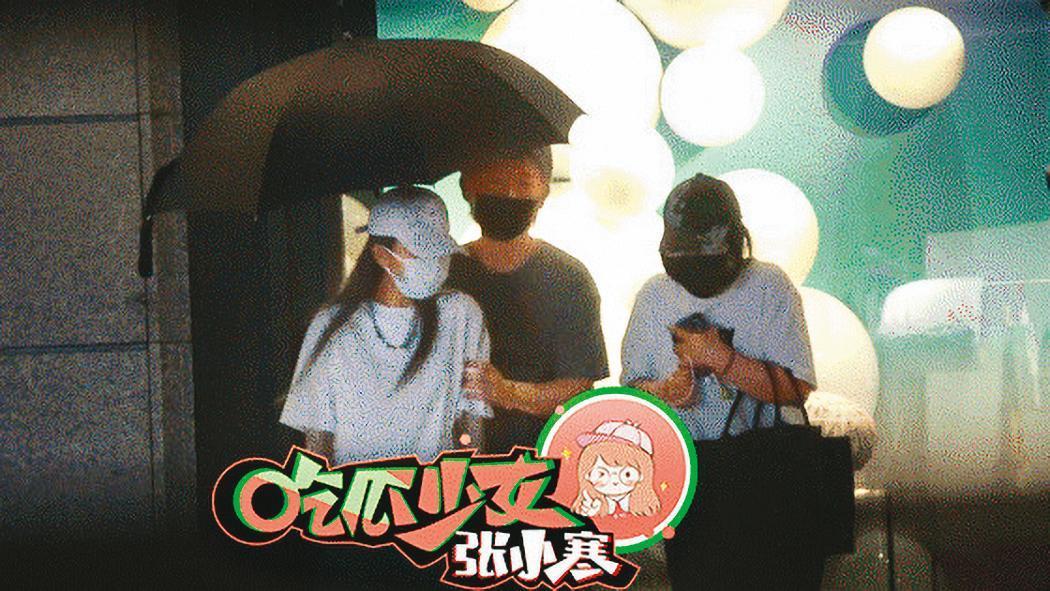 周揚青(左)怒甩羅志祥14個月後迎來新歡,她與身家百億的富二代羅昊(中)依偎撐傘,舉止親暱。(翻攝自吃瓜少女張小寒微博)