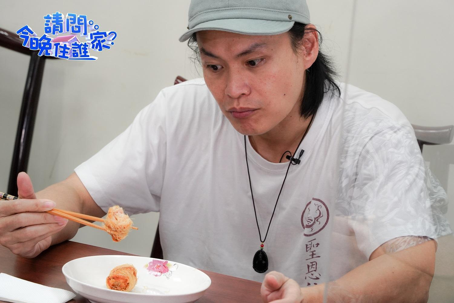 黃鐙輝時隔一年才吃到陀螺炸雞的美味。(東森超視提供)