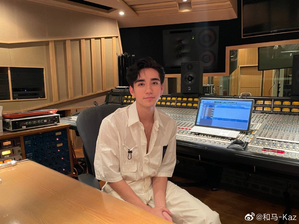 日本歌手和馬推出個人創作單曲〈Drown〉，找來女星滿島光跨刀。（翻攝和馬微博）