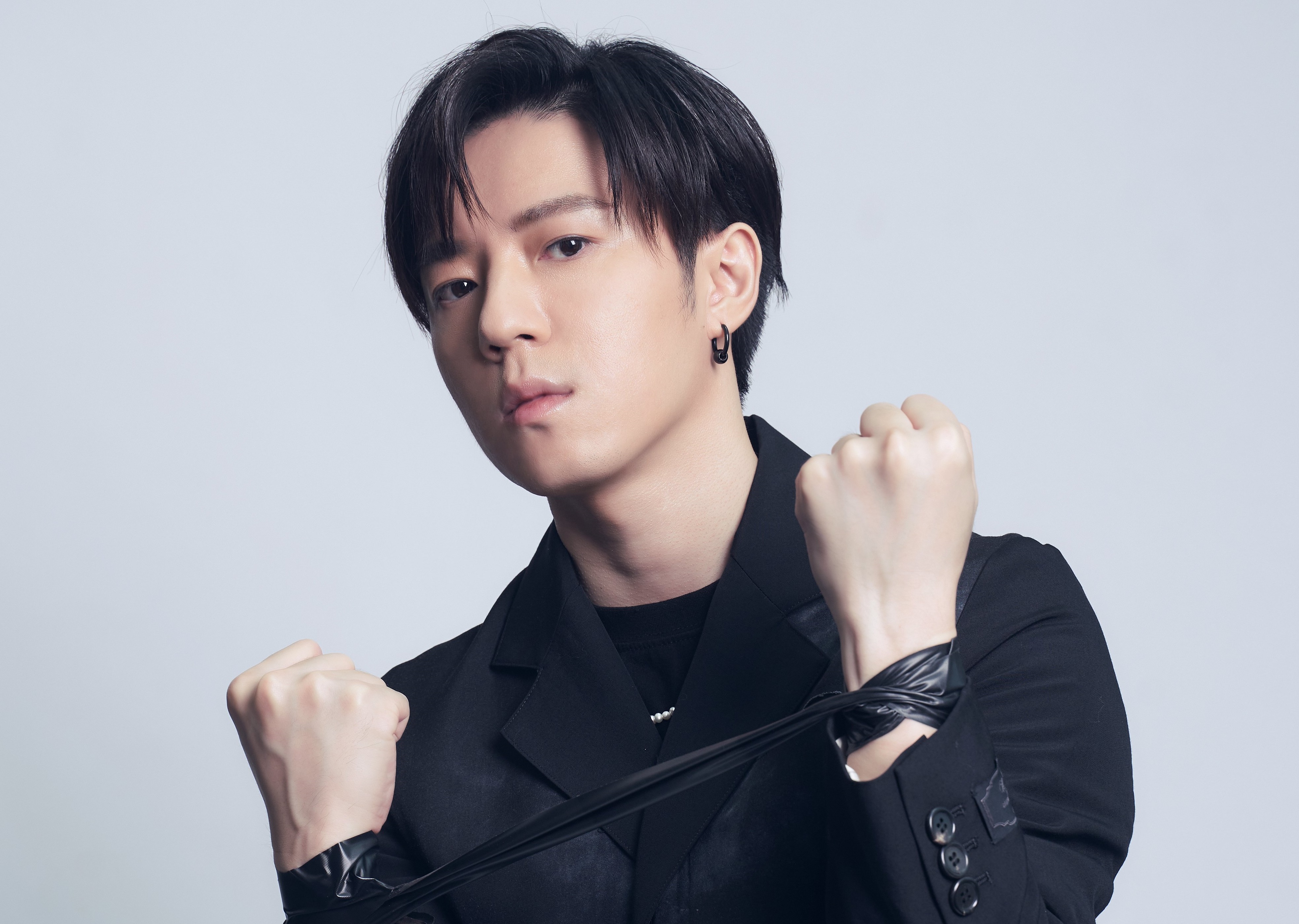 蔣卓嘉推出搖滾單曲〈Miss逃脫〉，坦言同學的初戀女友疑心病太重，使得他也變得神經兮兮。（索尼音樂提供）