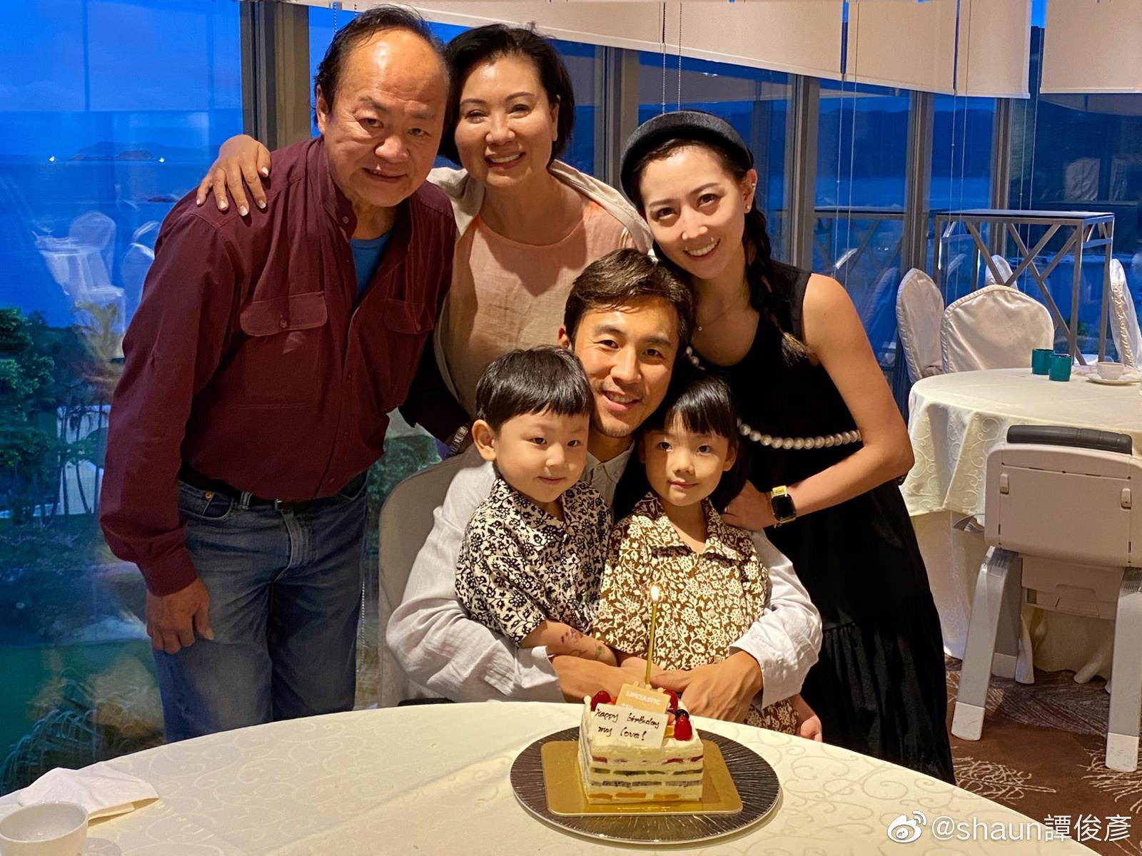 現年74歲的狄龍(左一)日前被傳在浴室昏厥命危，兒子譚俊彥澄清是假消息，不久前一家人還拍了大合照。（譚俊彥微博）