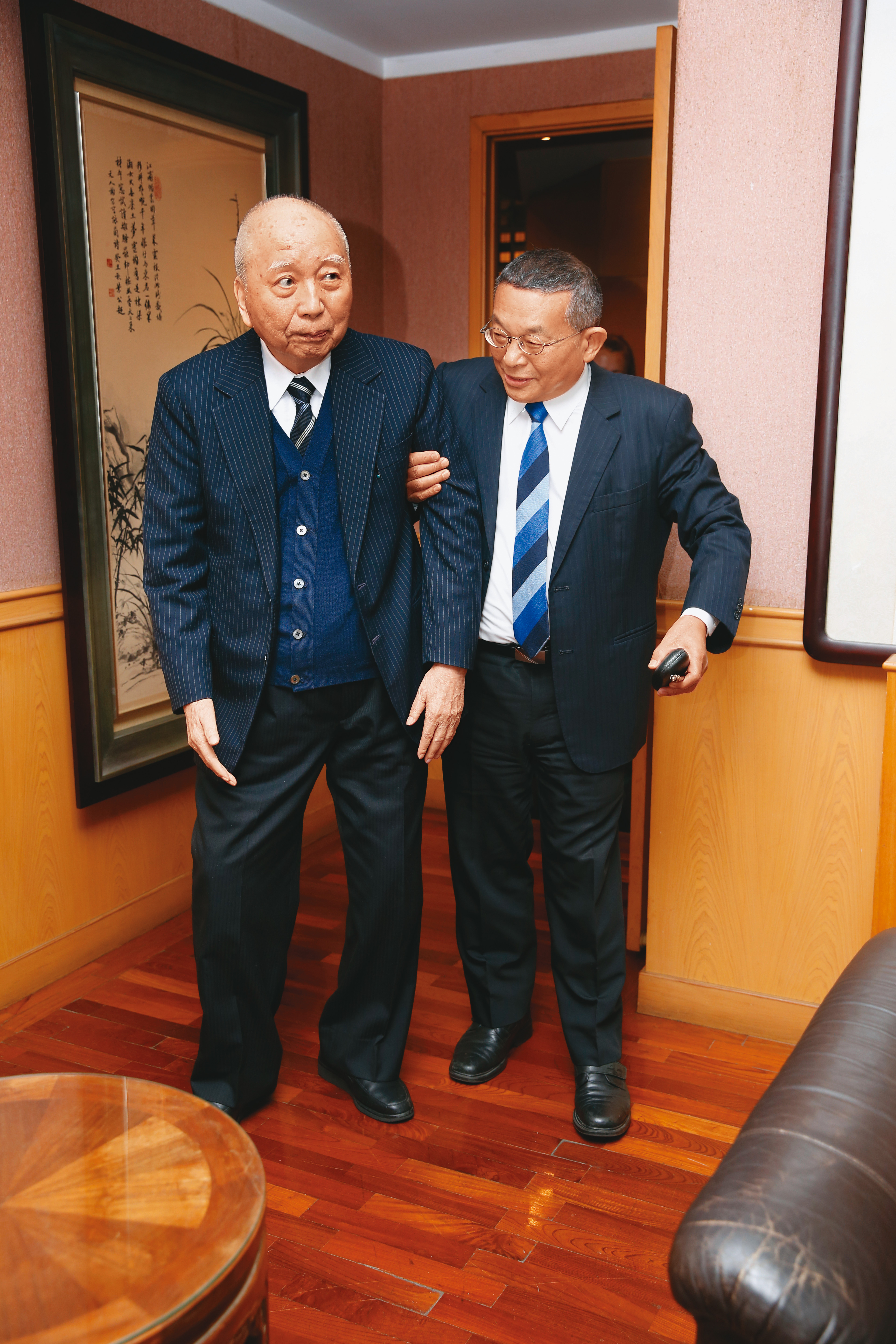 身價千億的味王名譽董事長頴川建忠（左）之子頴川欽和，以父親名義控告味王董事長陳清福（右）追討借名登記股權案，雙方有意和解。