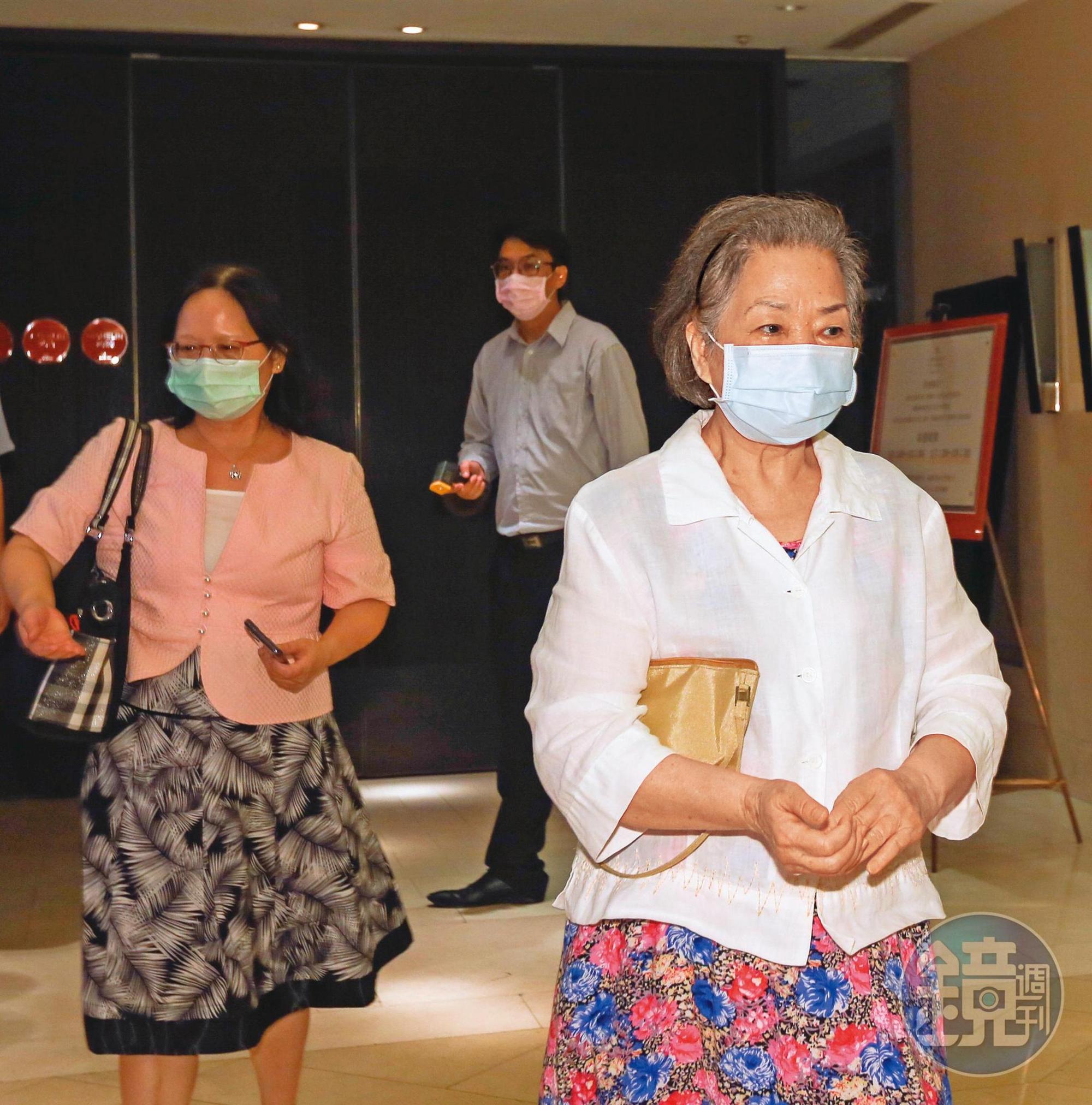 味王董事陳月鳳(右)7月出席味王股東會,她也是頴川家族老臣,曾在3月涉及挪用大洋僑果公司公款,以100萬元交保。