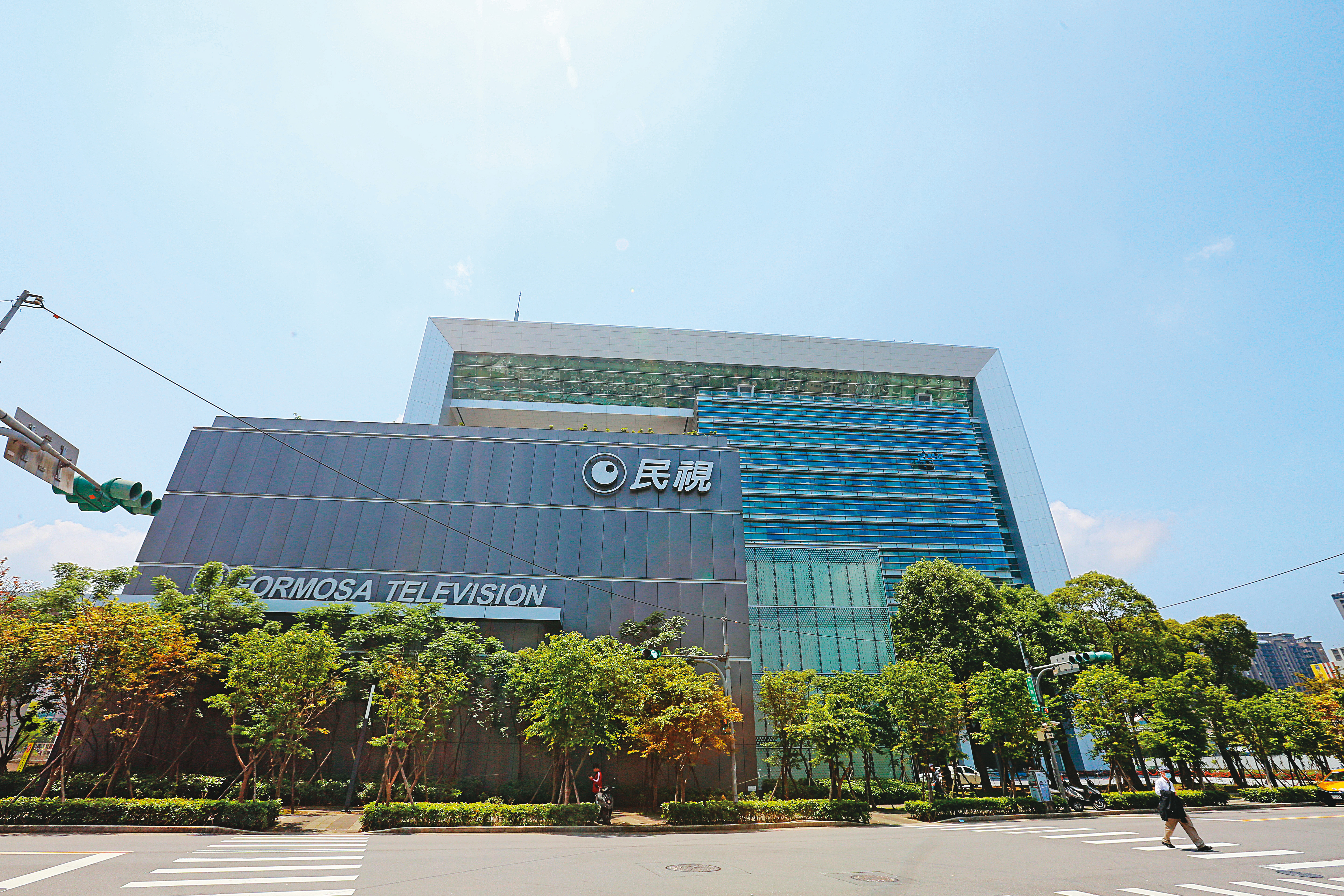 頴川建忠是民視的大股東，支持民視林口新大樓的開發建設案。