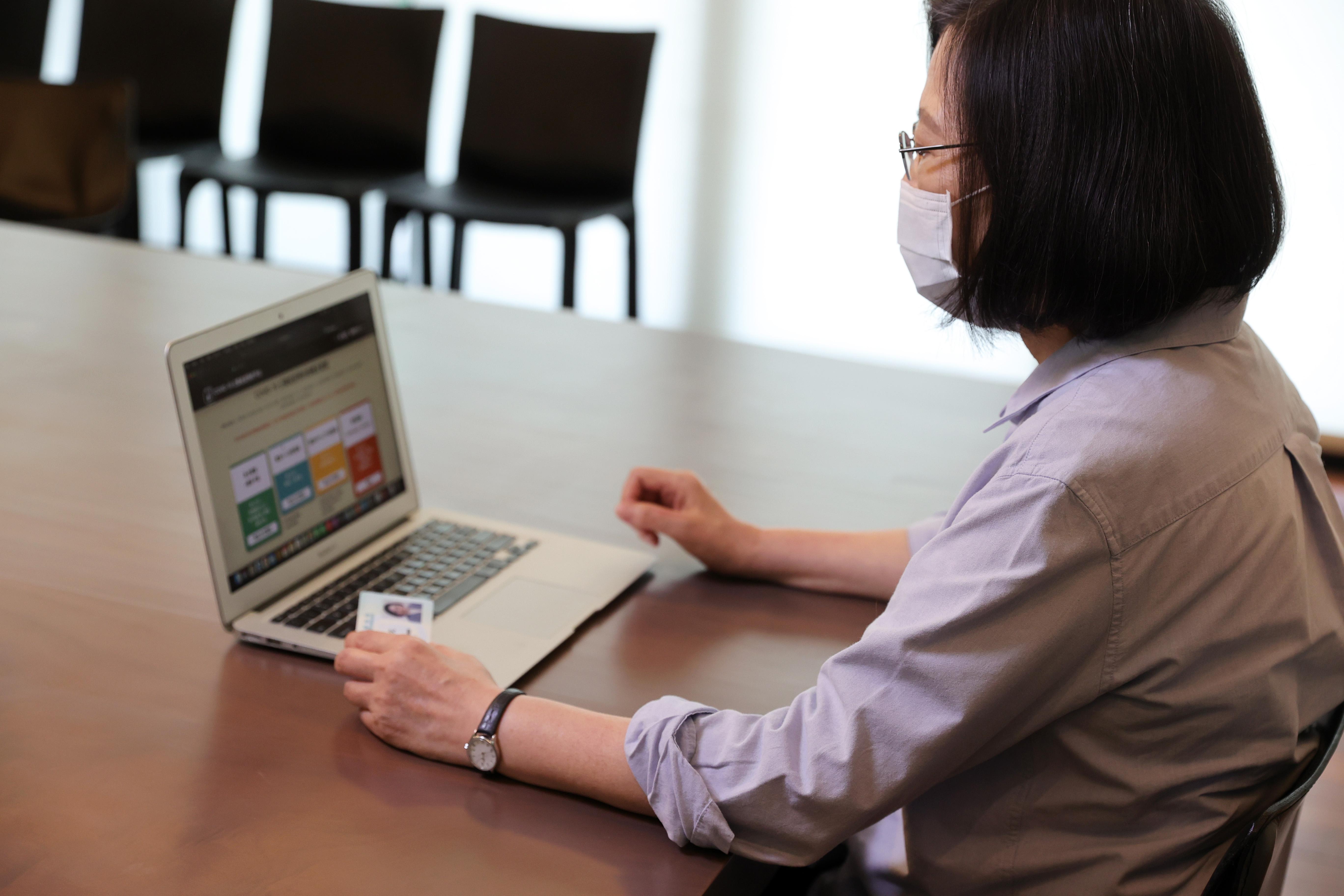 總統蔡英文於臉書po出網路預約照片，強調自己已完成高端疫苗預約。（翻攝自蔡英文LINE）