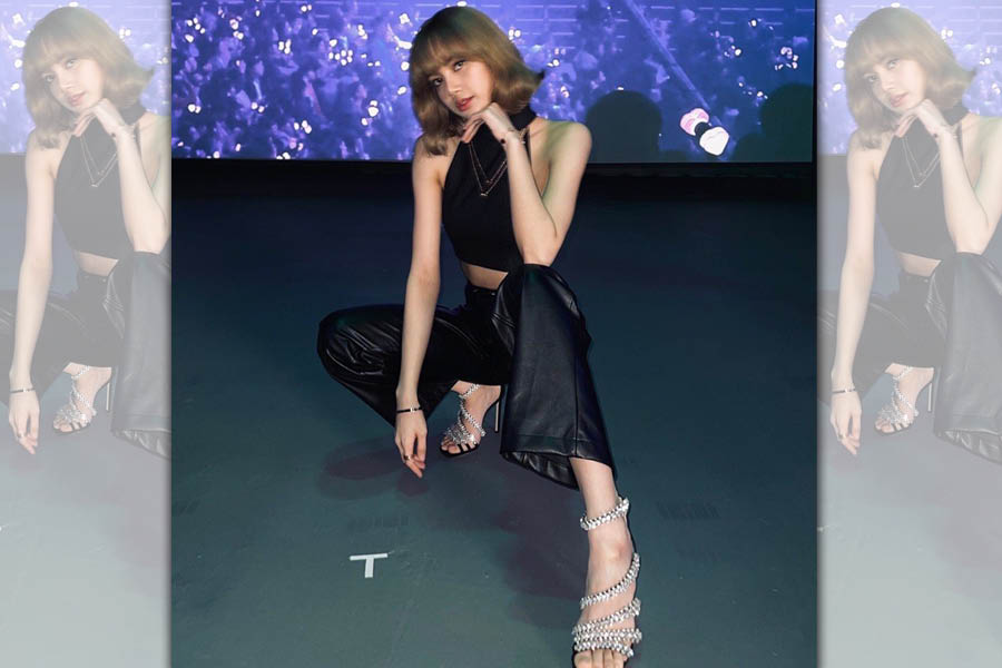 LISA一身黑色裝扮，腳上的纏繞式水晶鑽飾高跟鞋成為視覺重點。（翻攝自LISA微博）