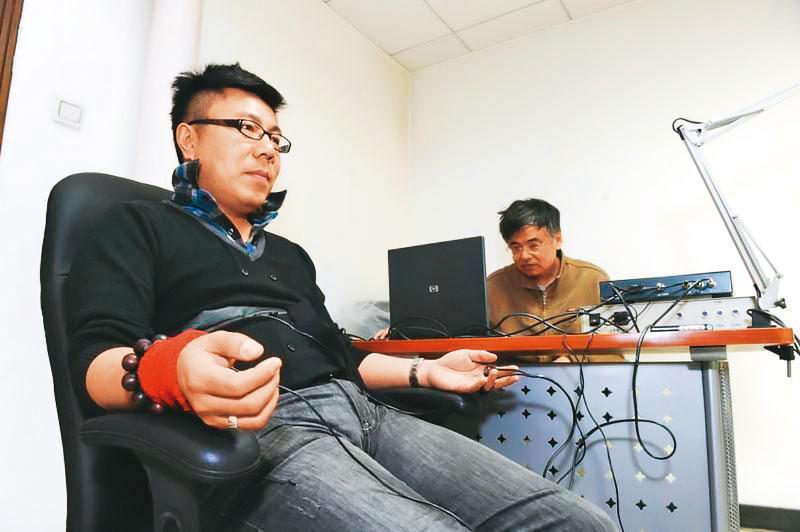 測謊是比較受測者回答與案情相關或無關問題時的不同反應,從而判斷受測者有無說謊。(東方IC)