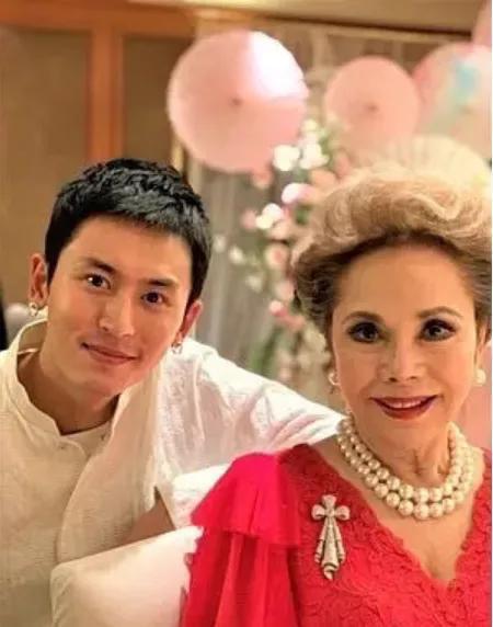 張哲瀚與前印尼總統遺孀黛薇夫人在友人婚禮合照。(網路圖片)
