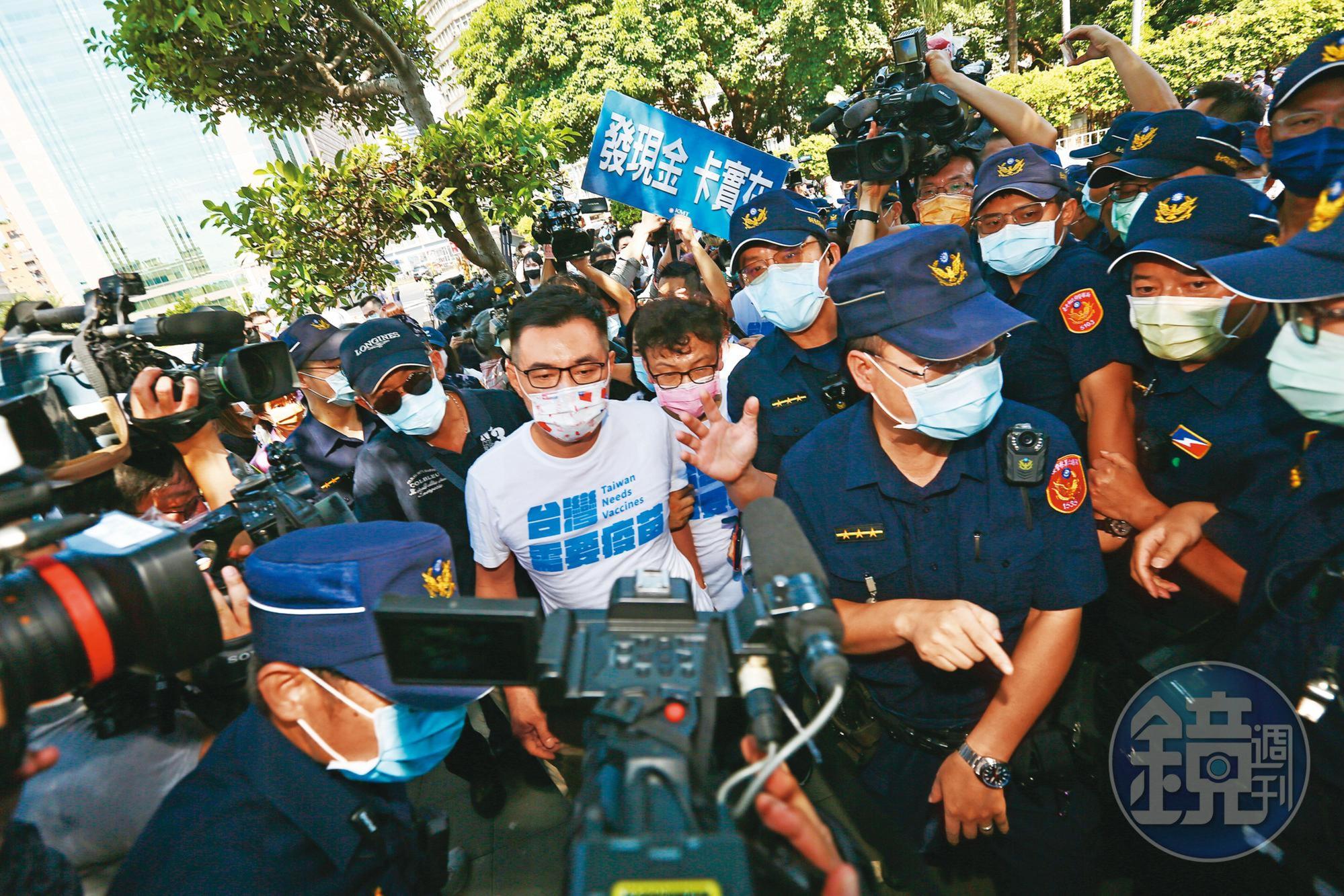 面對朱立倫強勢挑戰,讓江啟臣的連任之路充滿變數。圖為江16日帶領立院黨團赴行政院抗議5倍券政策。