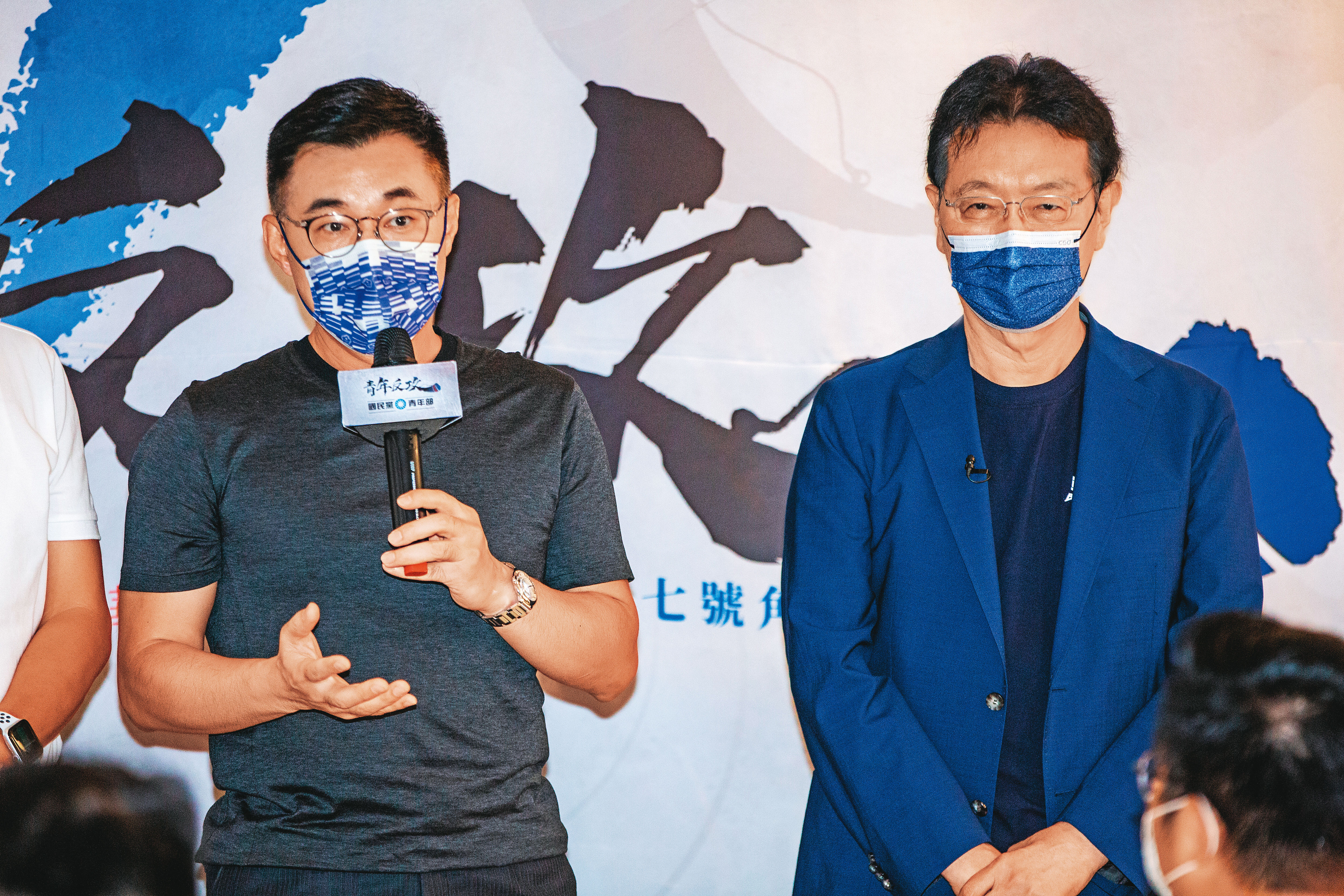 江啟臣（左）12日舉辦網紅青年營，邀藍營指標性人物趙少康（右）出席擔任講師。