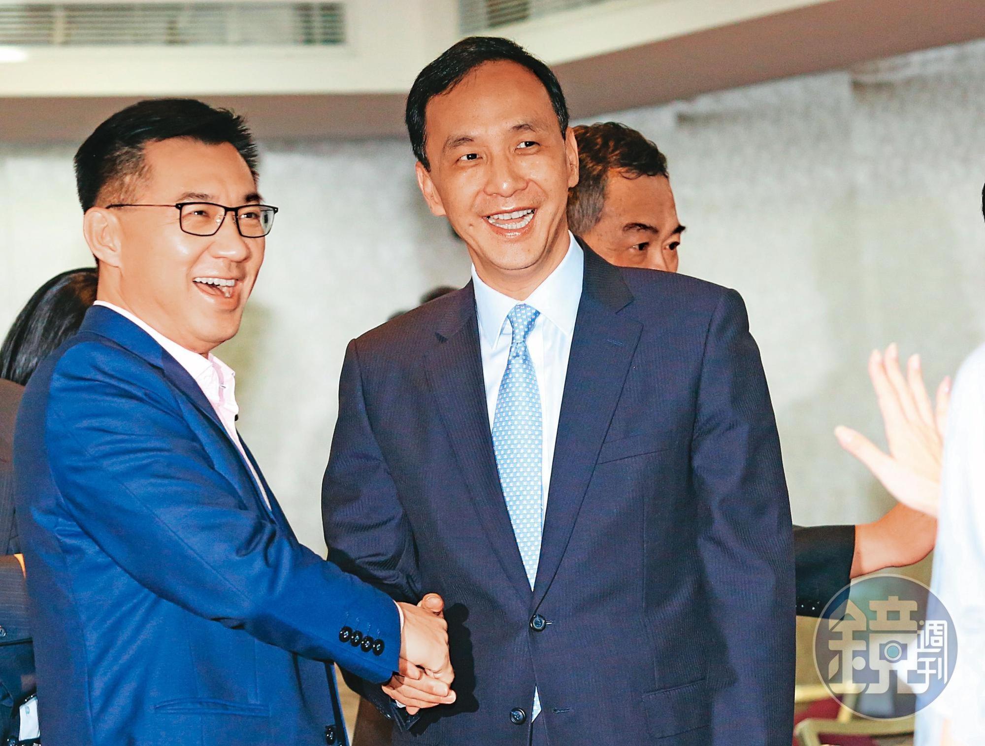 江啟臣(左)、朱立倫(右)原有望整合成功,但因2人互不退讓參選主席,最終合作破局。圖為朱2017年在新北市宴請黨籍立委,2人同台畫面。