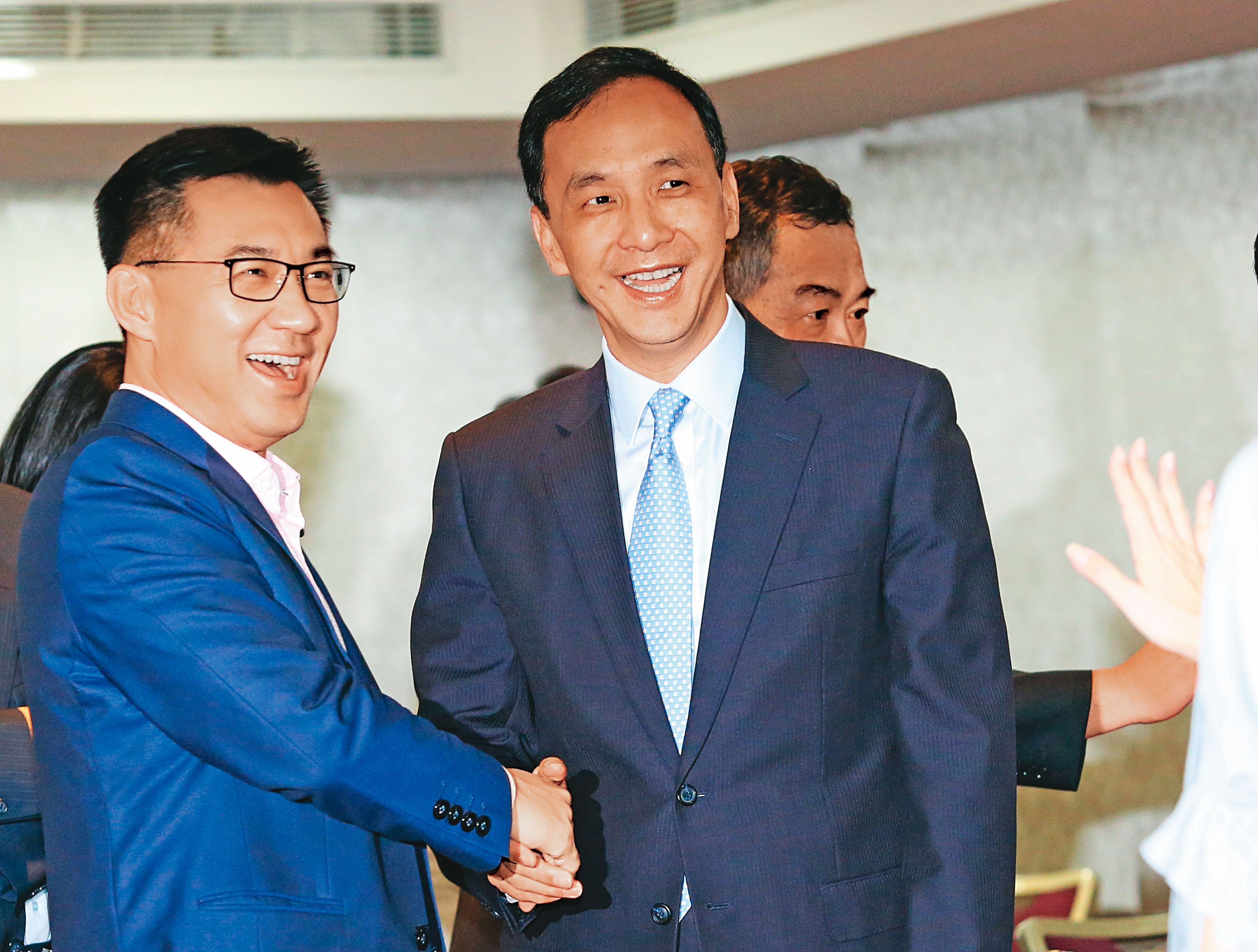 江啟臣（左）、朱立倫（右）原有望整合成功，但因2人互不退讓參選主席，最終合作破局。圖為朱2017年在新北市宴請黨籍立委，2人同台畫面。
