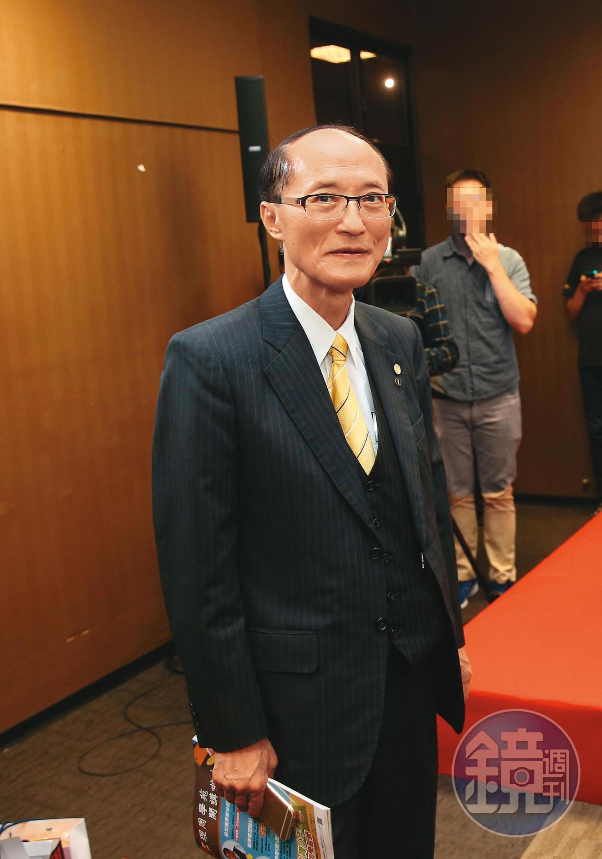 永慶房屋董事長孫慶餘出席活動，會配戴招牌黃領帶。