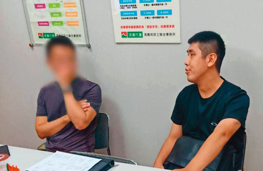 信義房屋仲介控訴員工常遭永慶房屋同業惡意攻擊，甚至有永慶房仲（右）闖進簽約現場搶客。（讀者提供）