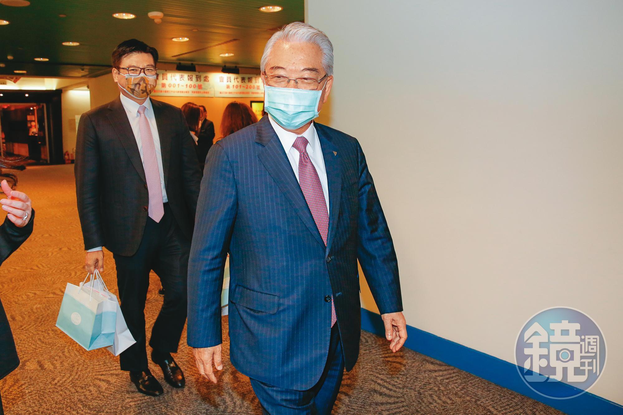 許勝雄（右）坦言對兒子有很高期待，對女兒則是很自在、只有親情，跟許介立（左）則是除了親情，還有工作事業期待。