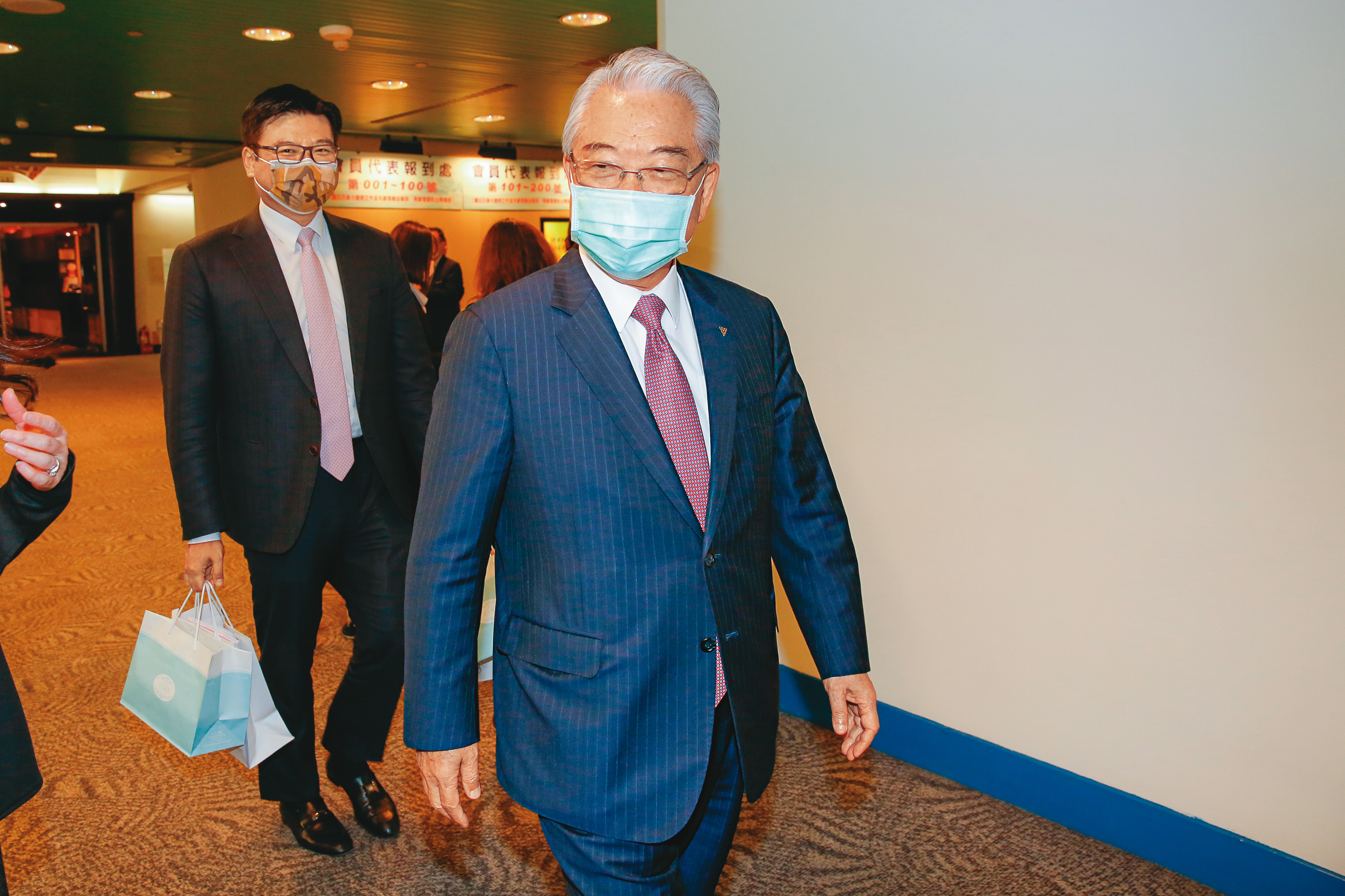 許勝雄（右）坦言對兒子有很高期待，對女兒則是很自在、只有親情，跟許介立（左）則是除了親情，還有工作事業期待。