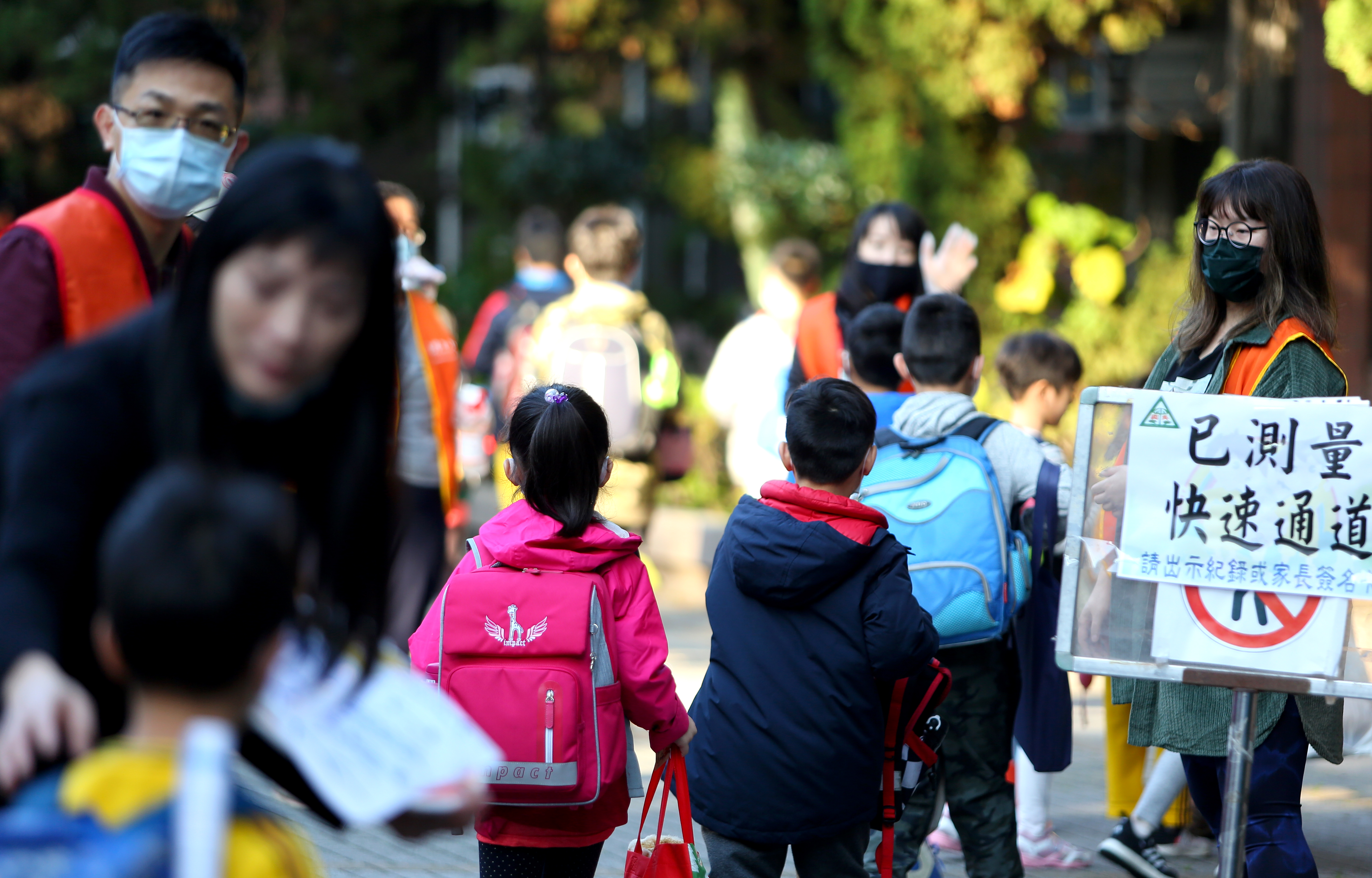 沈政男認為，實體開學最該擔心的就是吃營養午餐的時候，病毒是否有機可乘。（示意圖，本刊資料照）