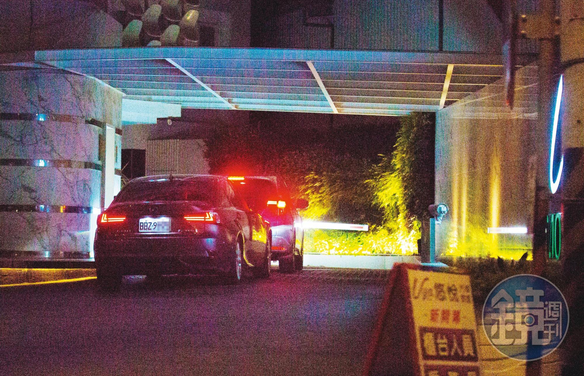 2020/10/30，21：09，蒲鶴章帶蘇女進摩鐵前，先到處亂繞，確定沒被跟監，才放心進入。