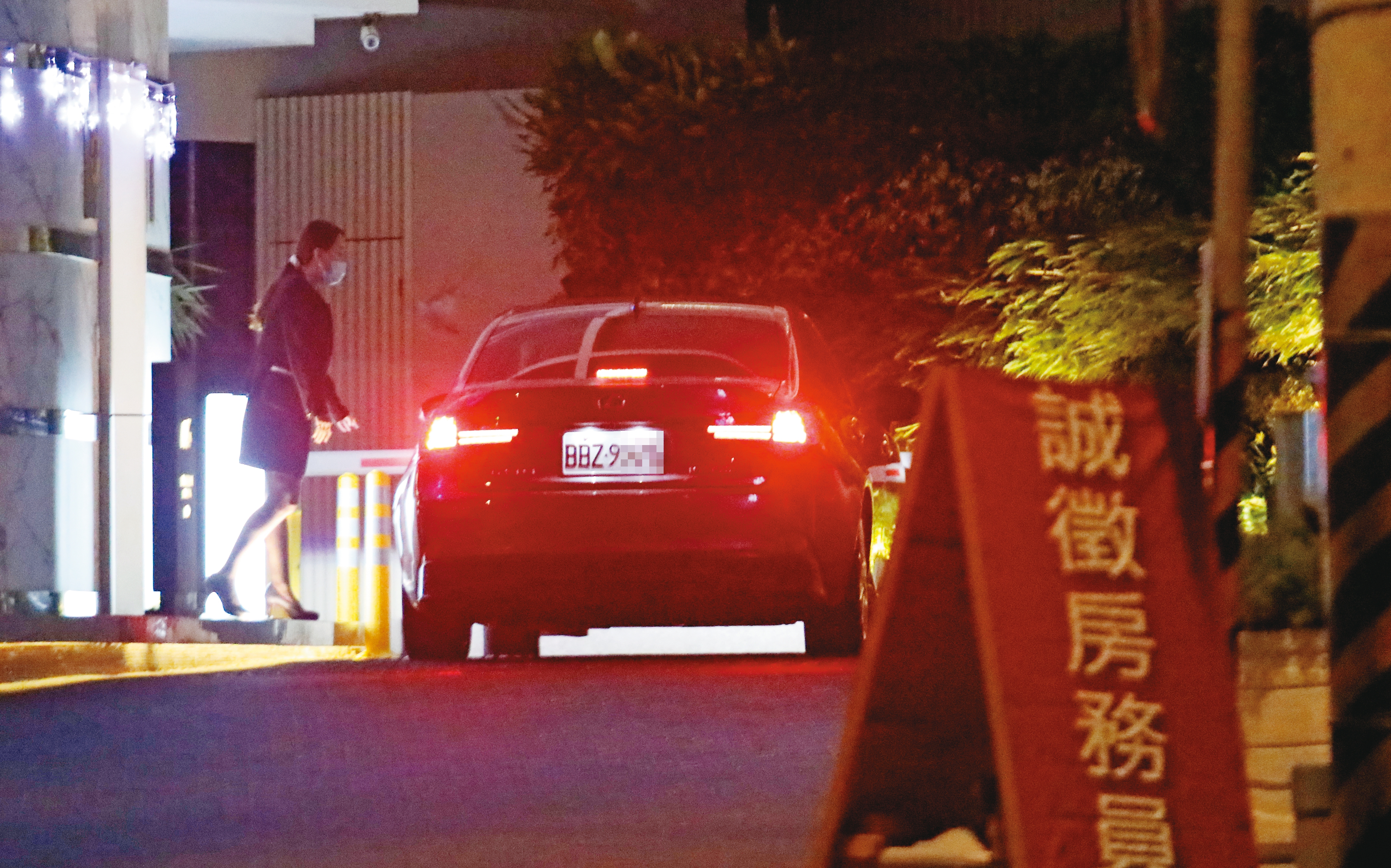 2020/11/23，19：42，蒲鶴章下班後先繞到蘇女住處附近會合，再與蘇直奔摩鐵。