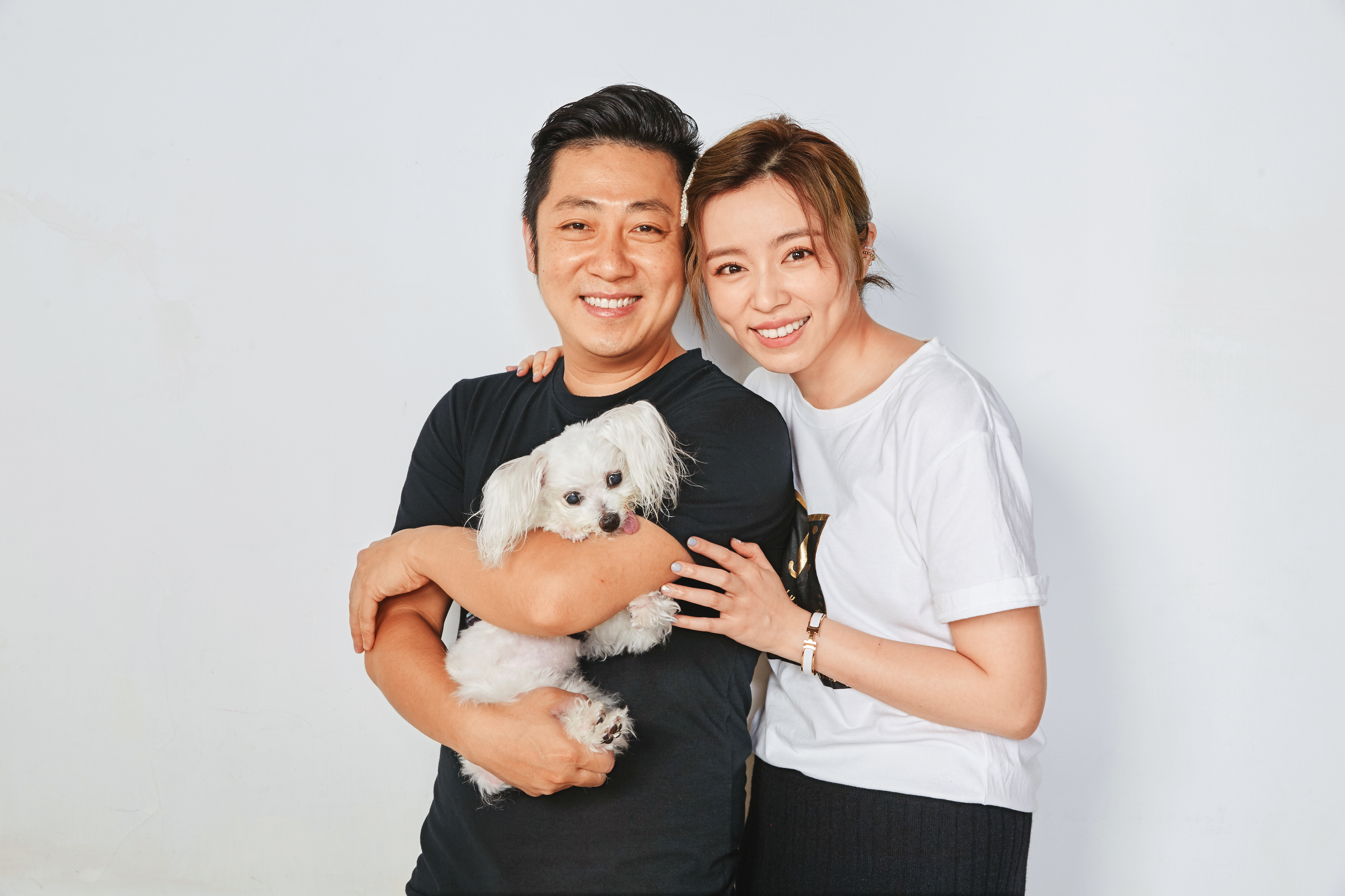 王瞳和艾成、領養來的愛犬，組成家庭至今1年，夫妻相處問題受到關注。