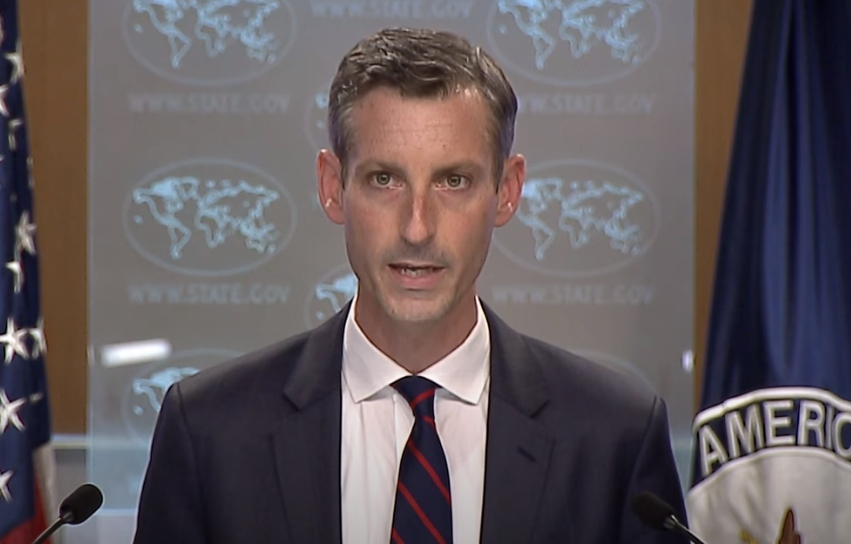 美國國務院發言人普萊斯被問及「是否承認塔利班政府」，他表示唯有這個政權尊重女性、拒絕蓋達組織等活動，才能獲美國承認。（翻攝自美國國務院YouTube頻道）