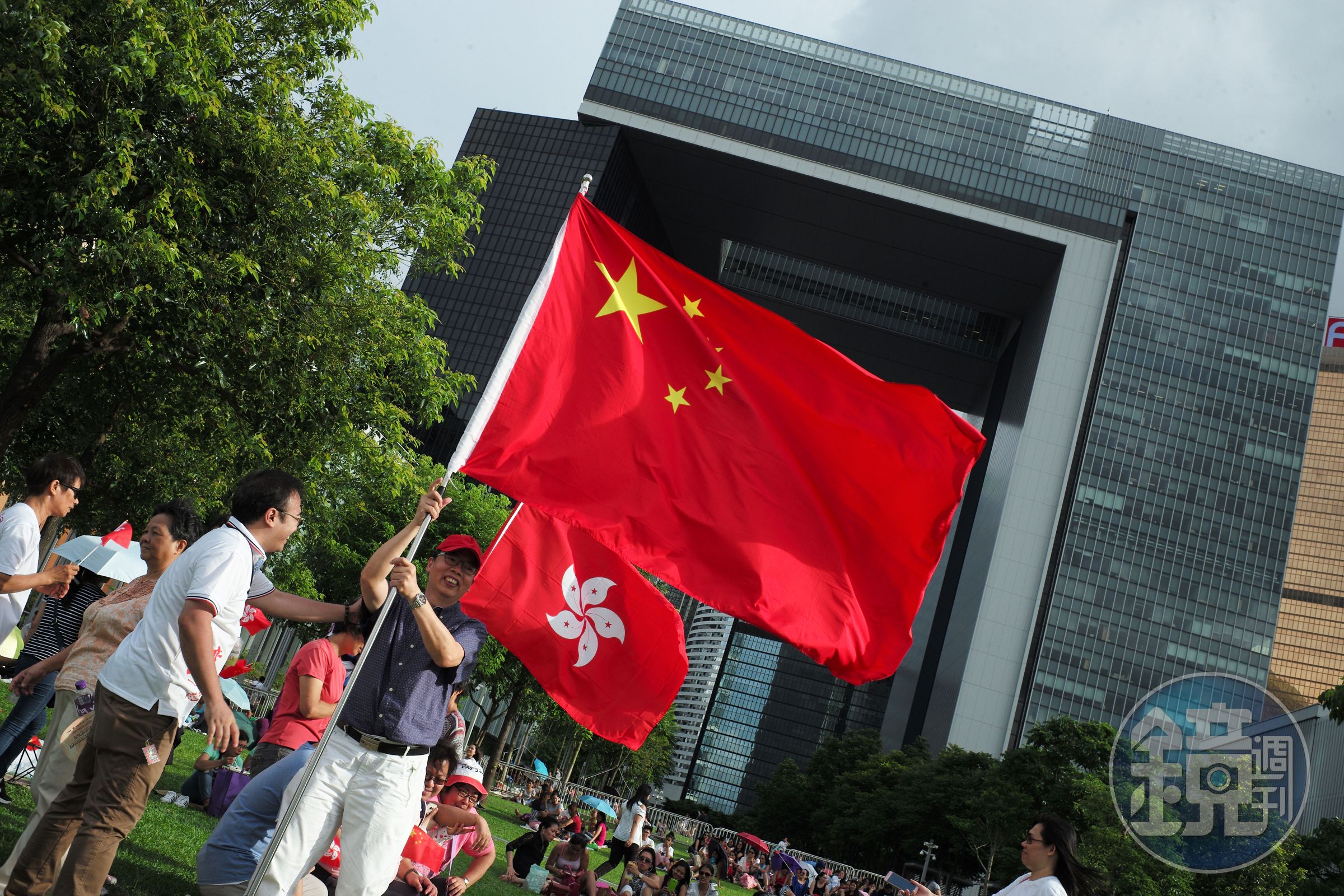 香港愛黨人士在政府大樓前揮舞五星旗。