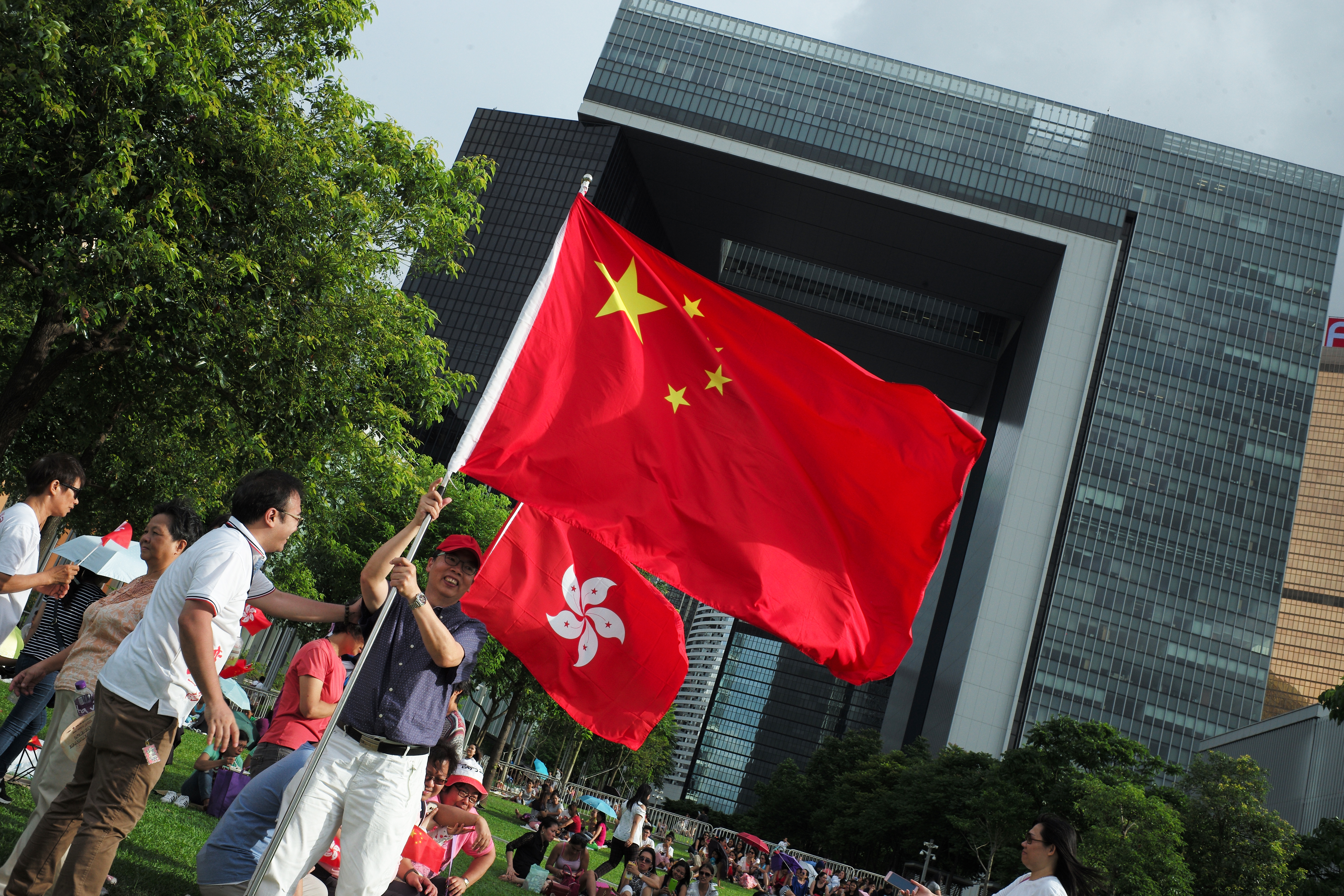 香港愛黨人士在政府大樓前揮舞五星旗。
