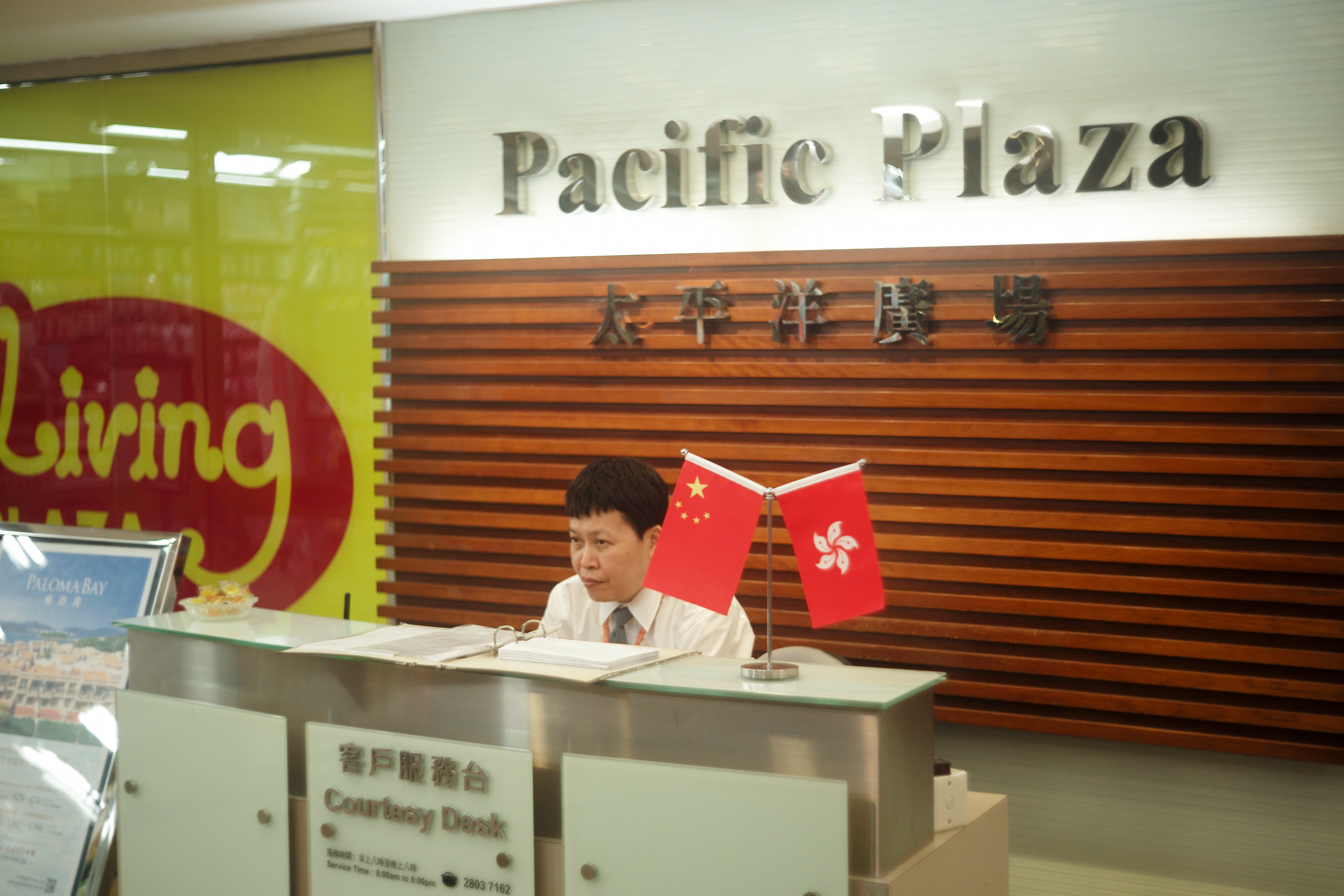 香港大廈內隨處可見的旗幟。