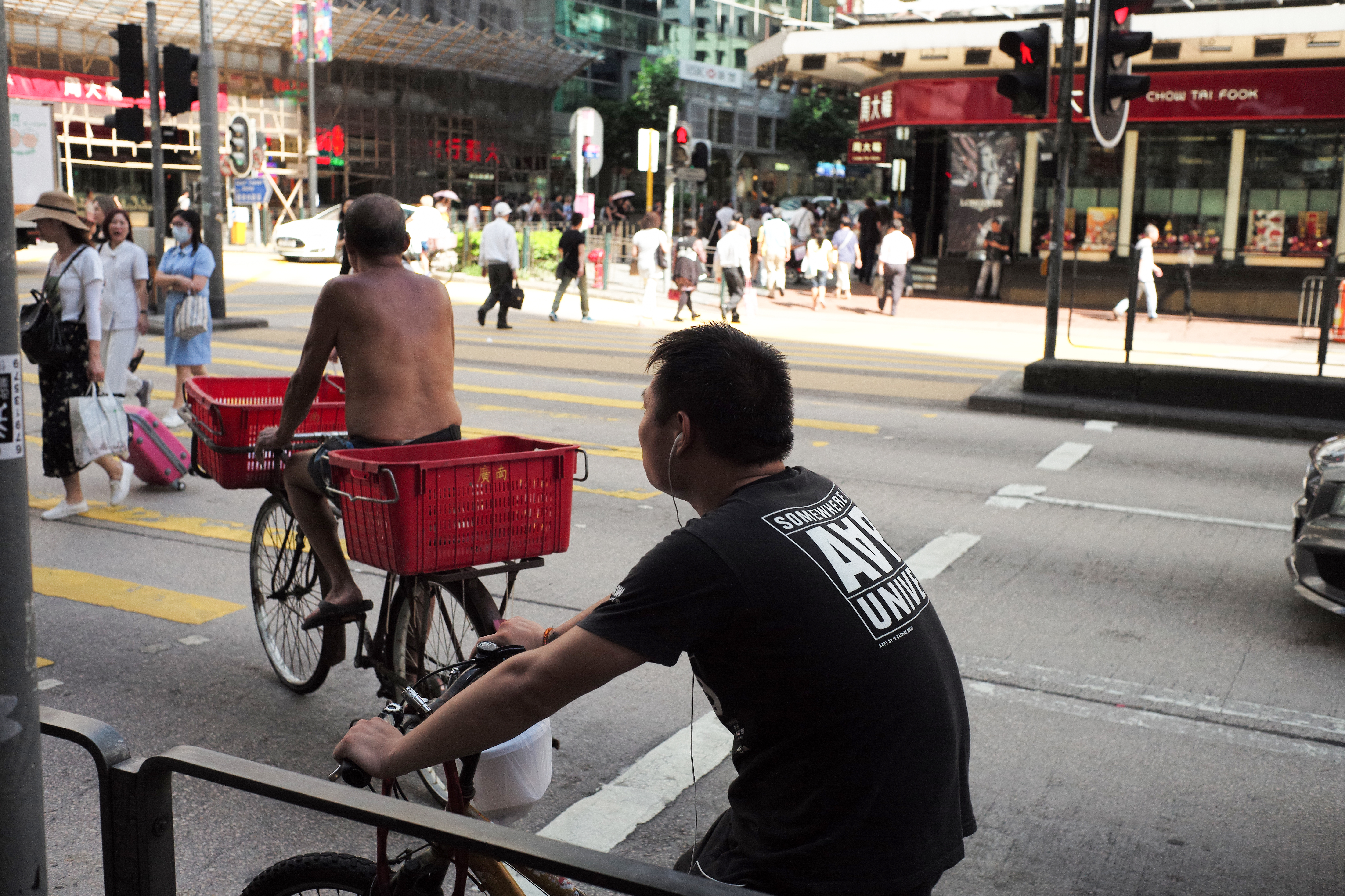 在街上騎腳踏車的香港勞工。
