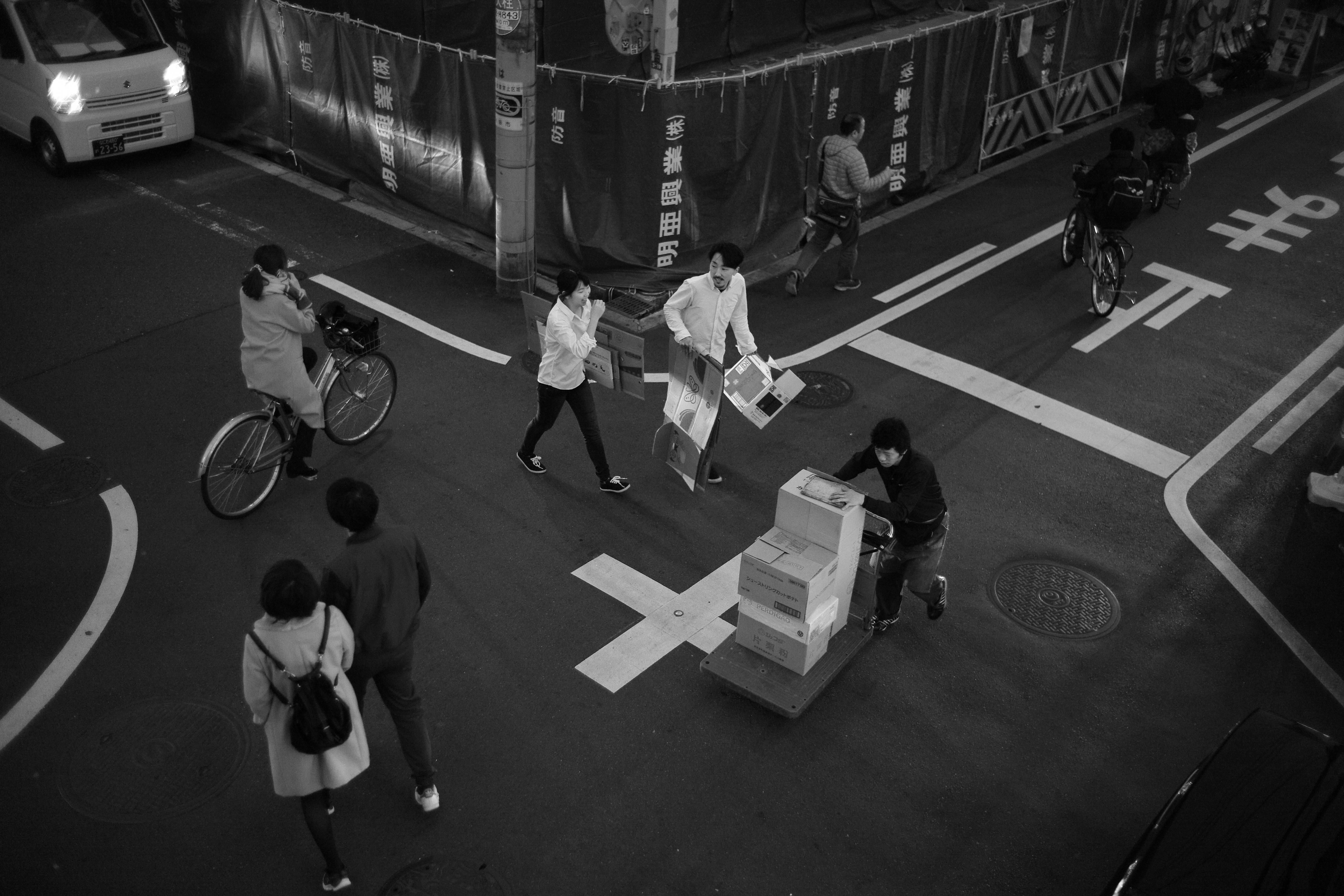 在大阪工作與剛下班的人們，在夜晚的十字巷口內相遇。